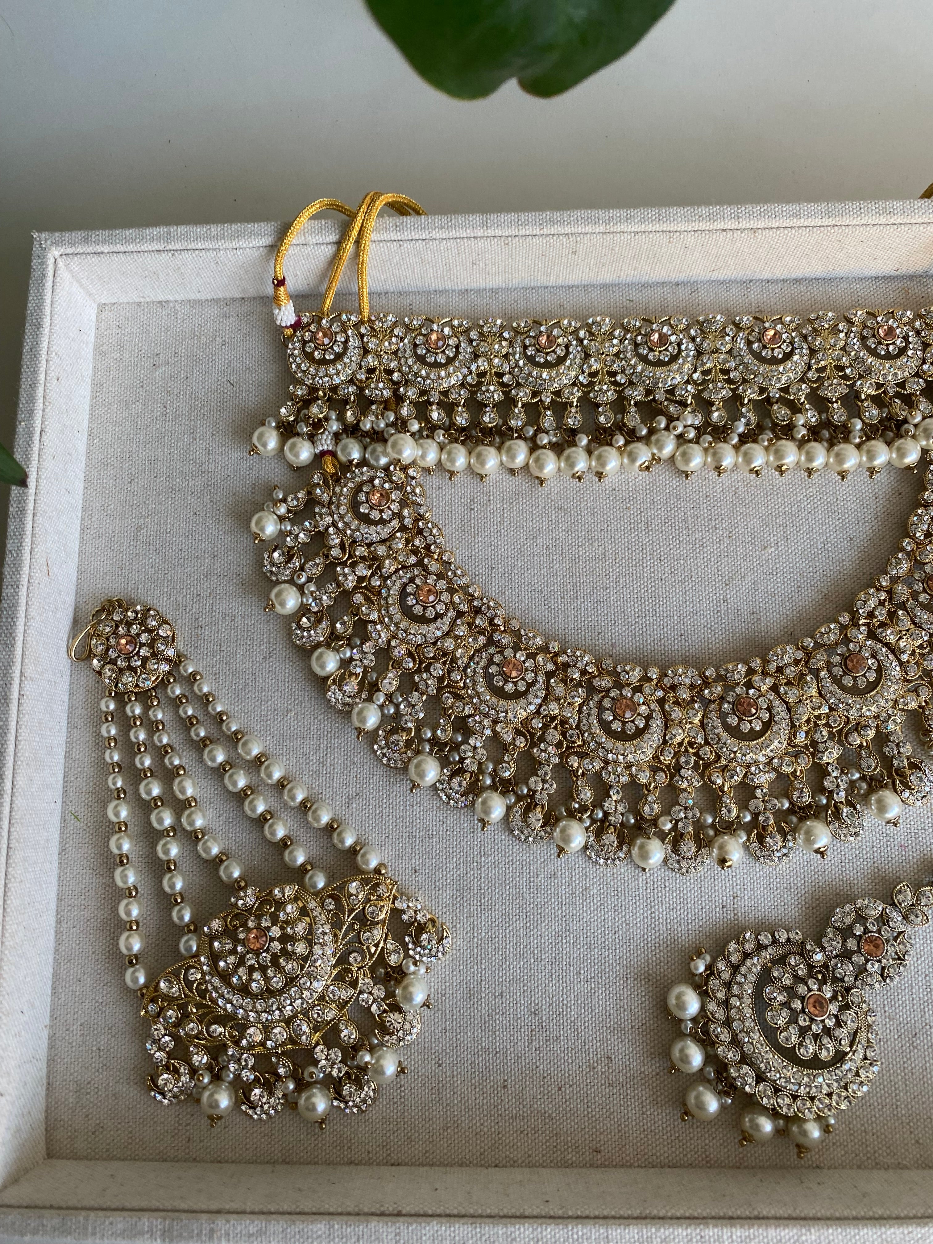 The Zenia necklace set