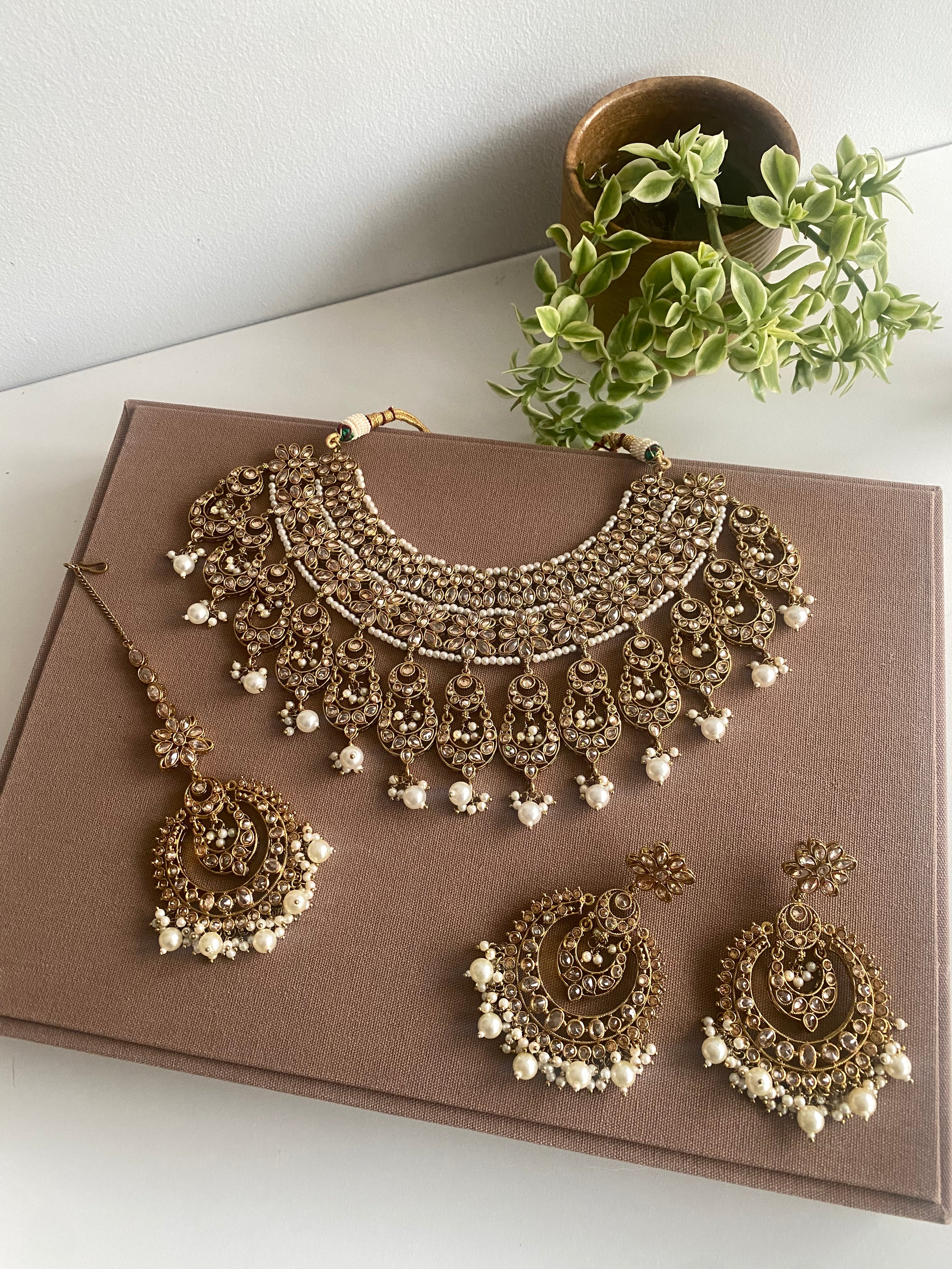 Raha necklace set