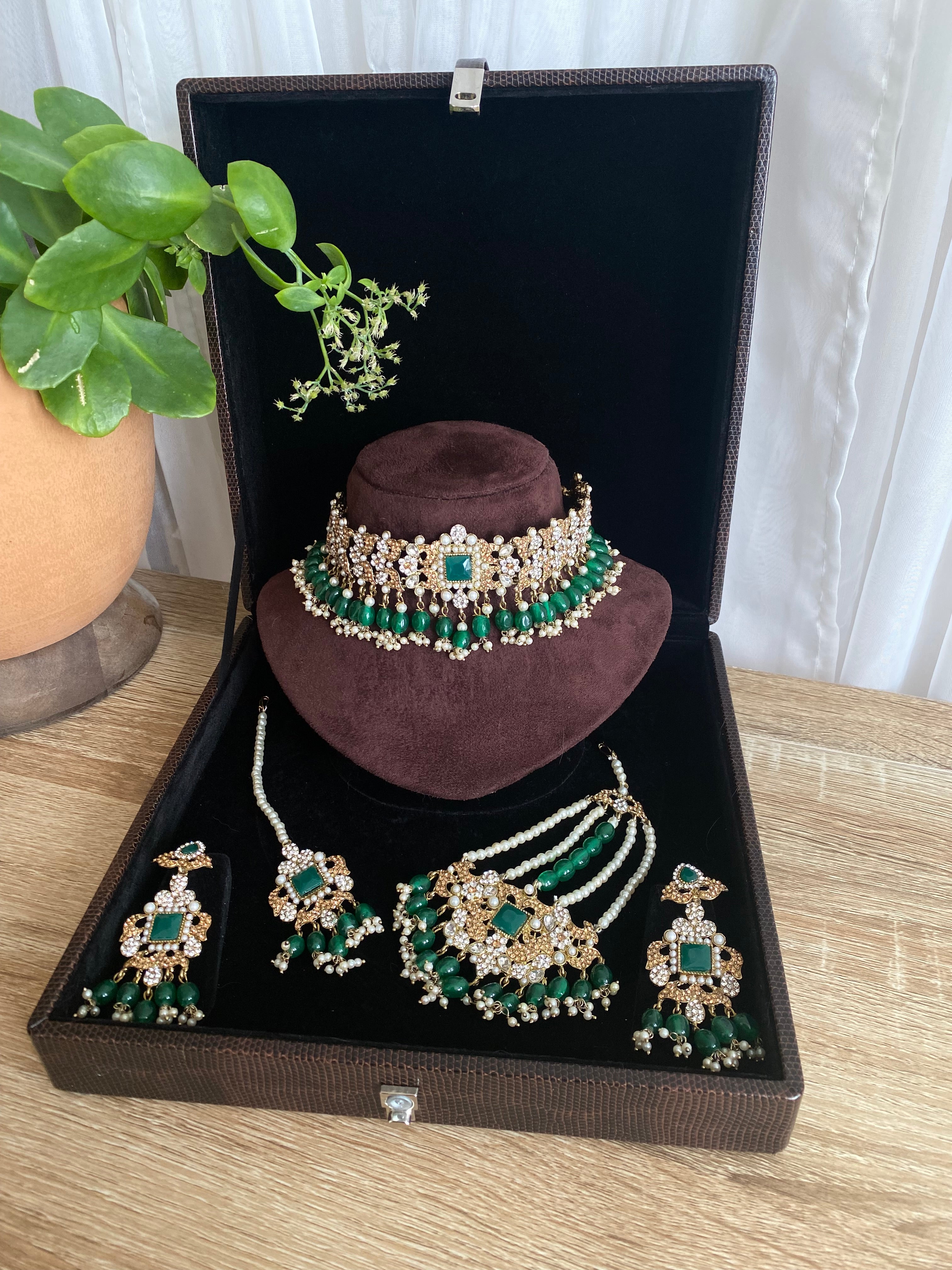 Harleen Choker Set