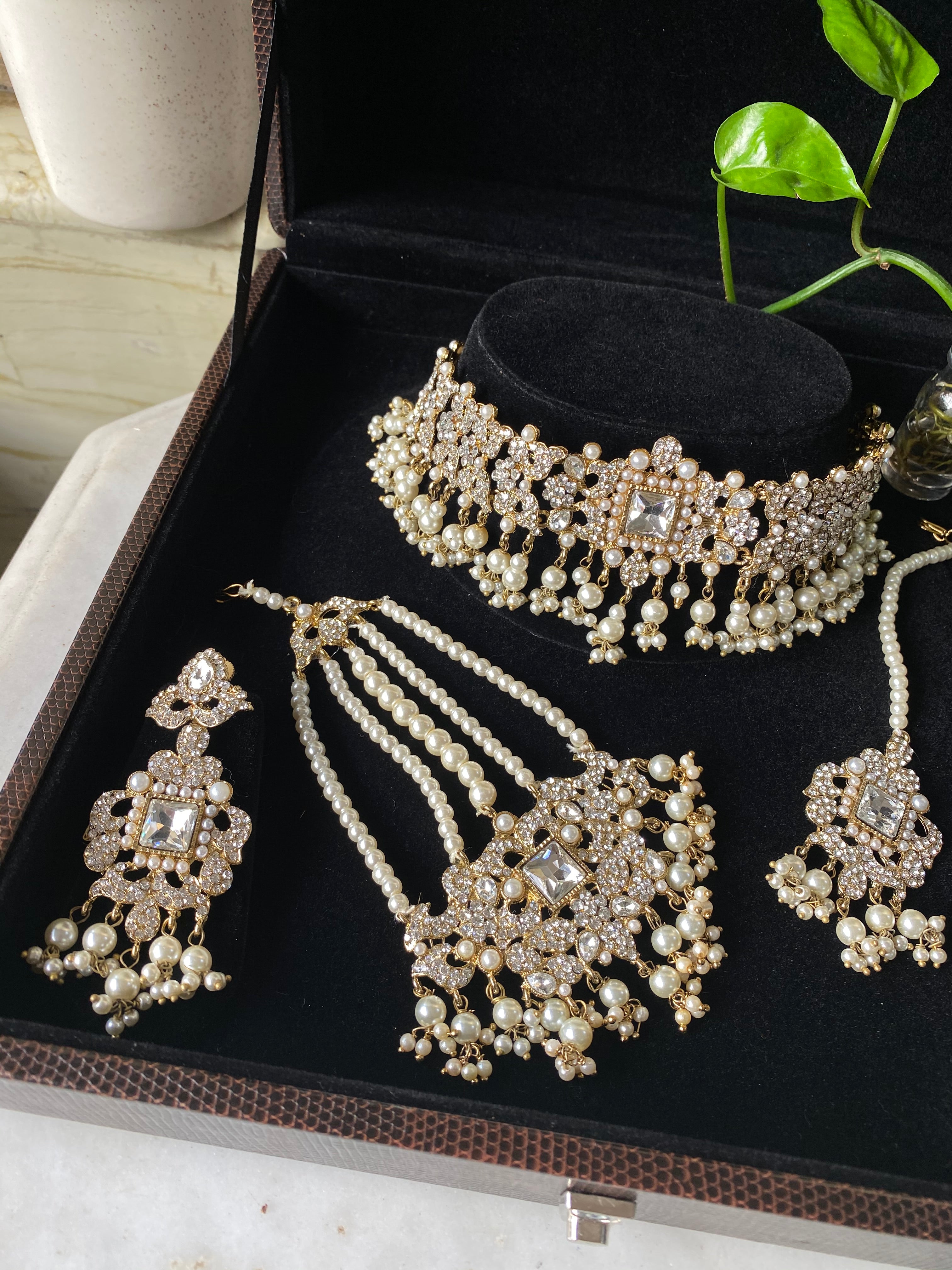 Harleen Choker Set