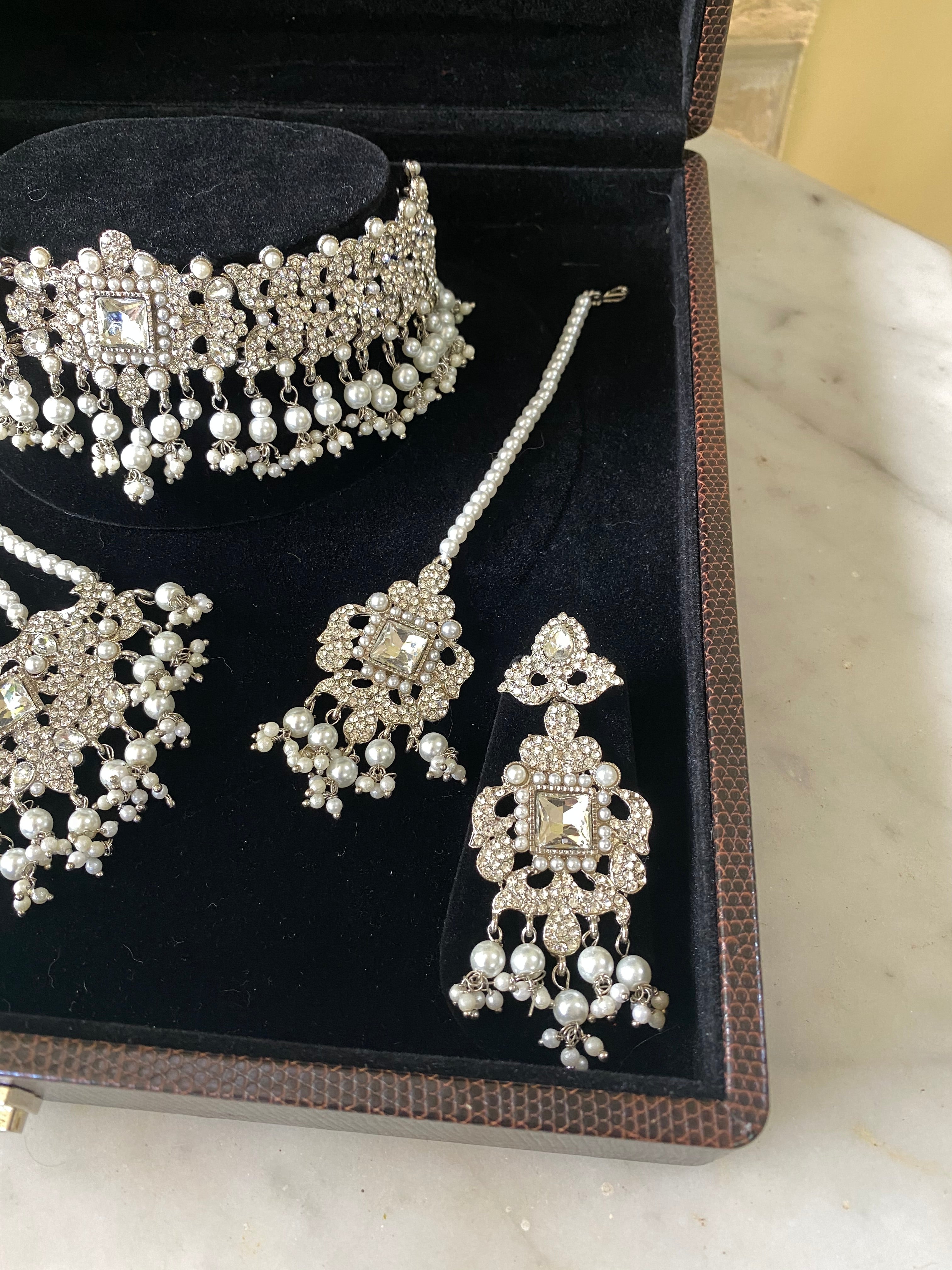 Harleen Choker Set