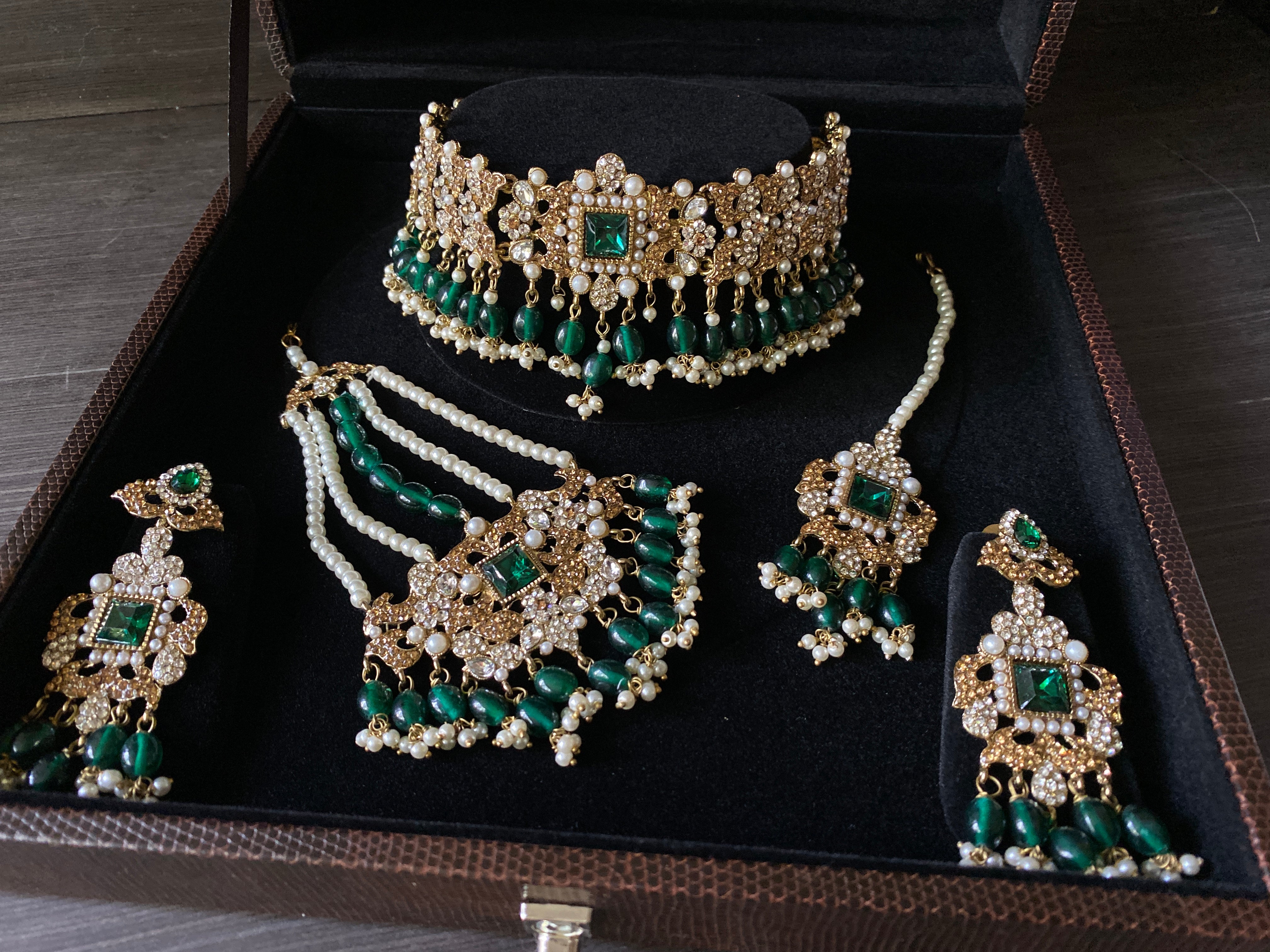 Harleen Choker Set