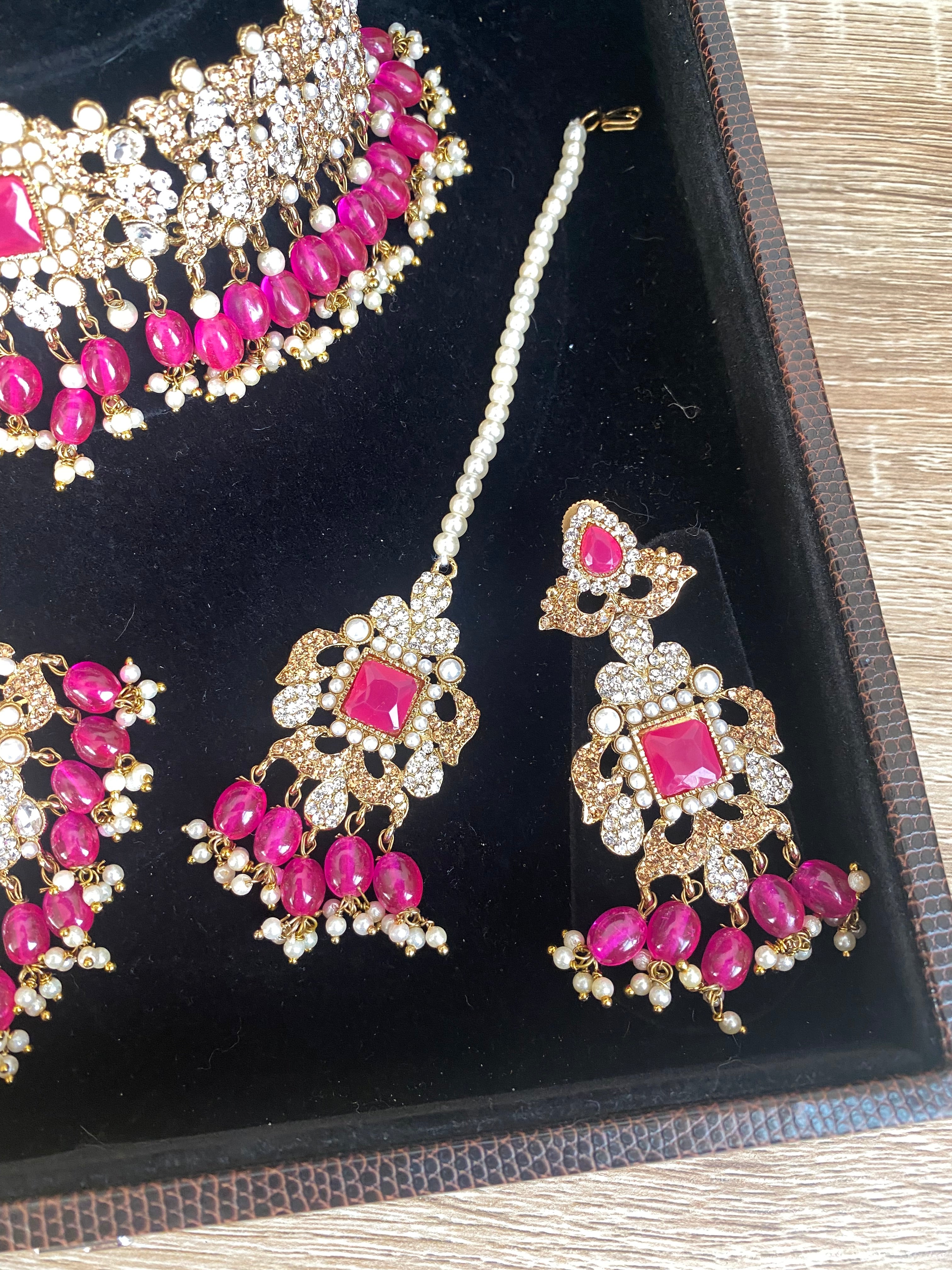Harleen Choker Set