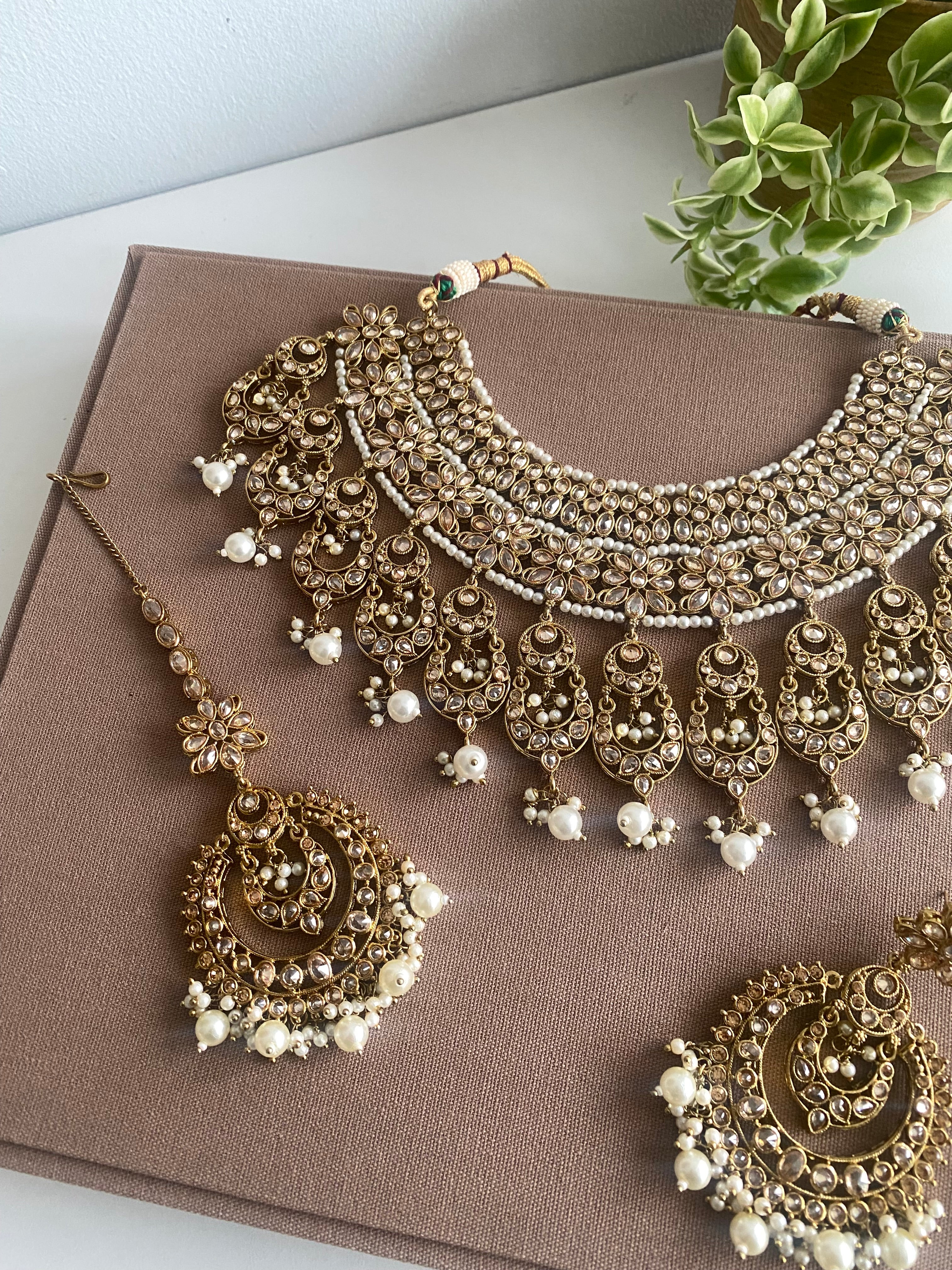 Raha necklace set