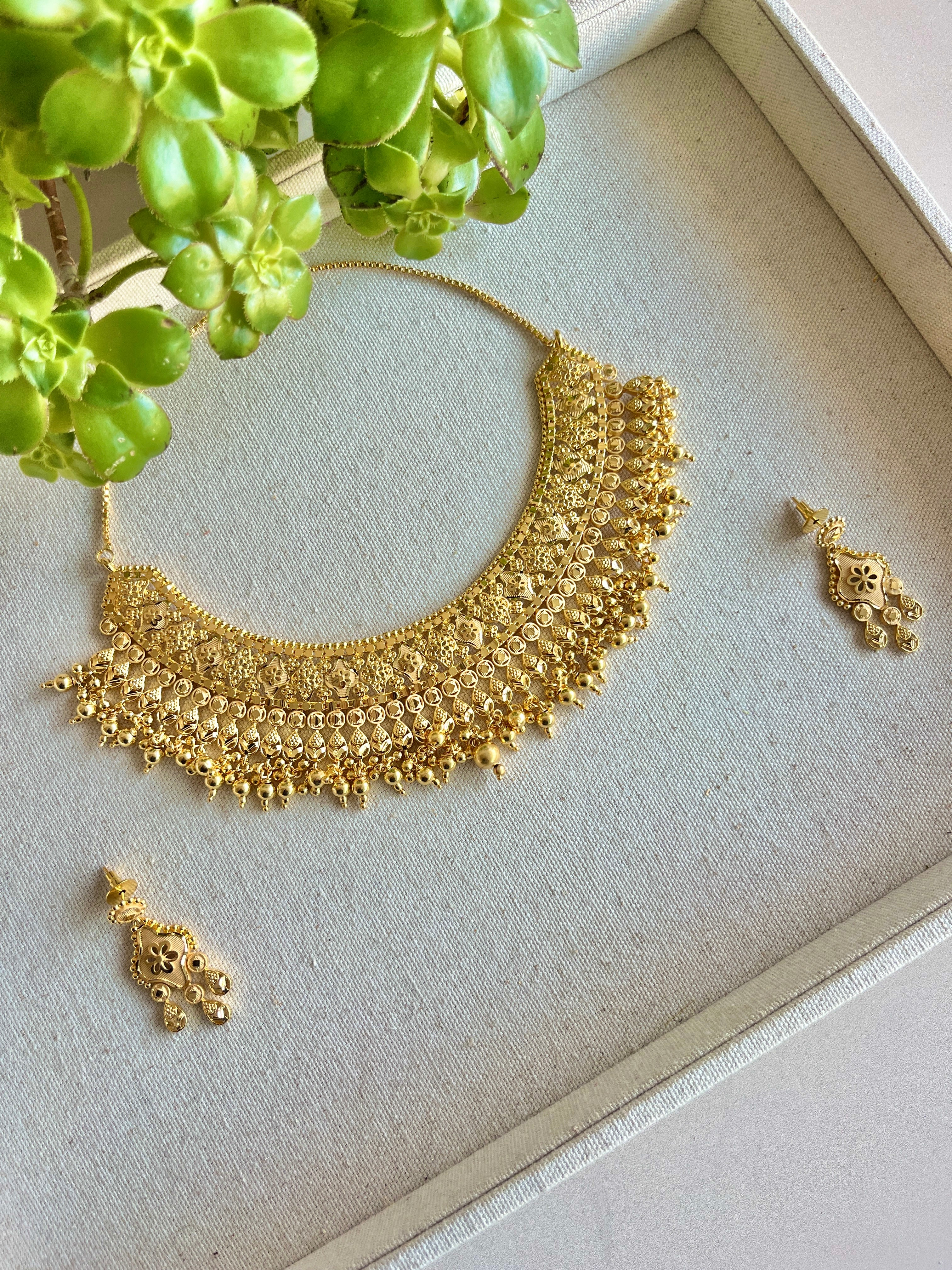 Niira bib necklace set
