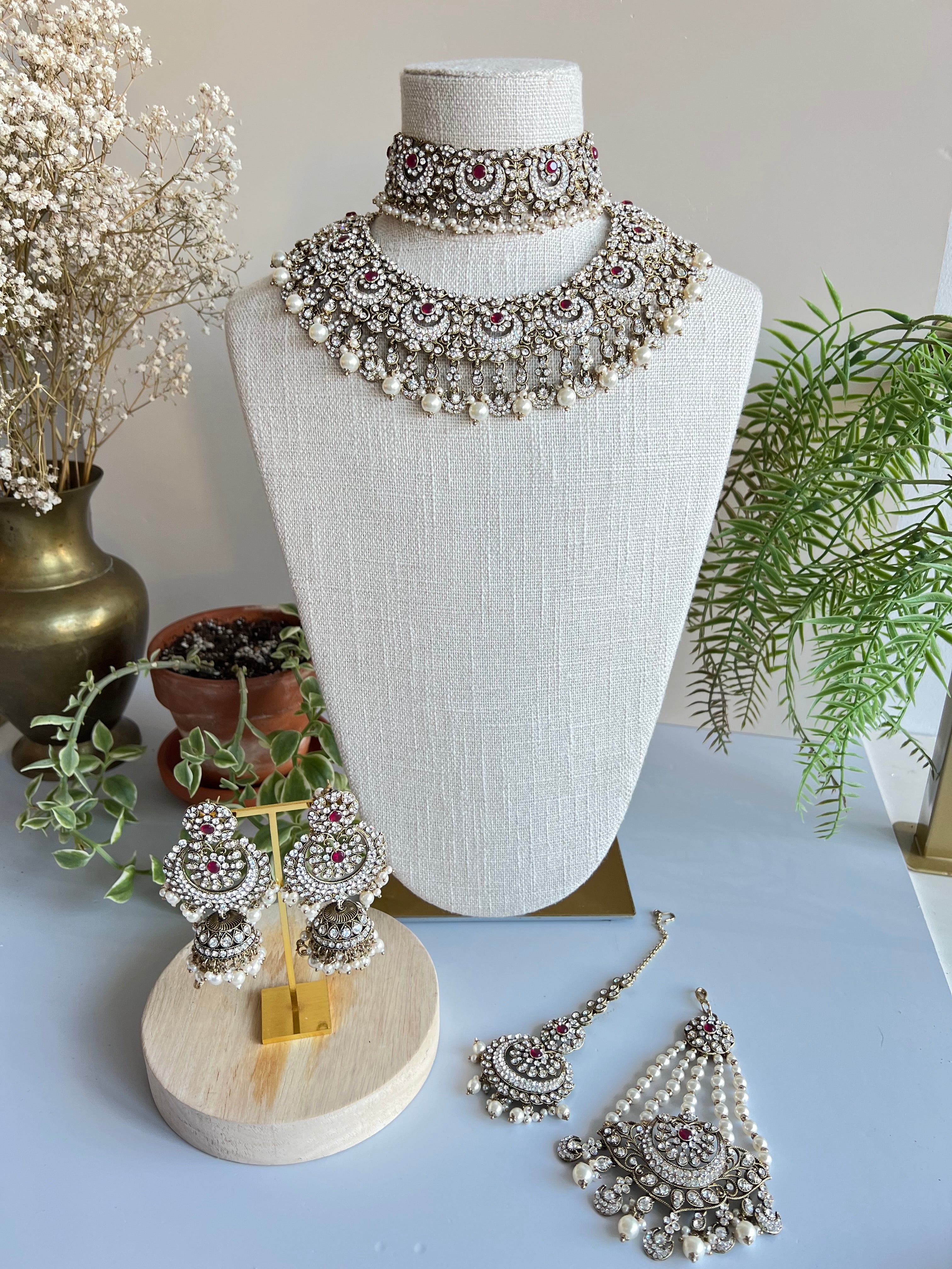 The Zenia necklace set