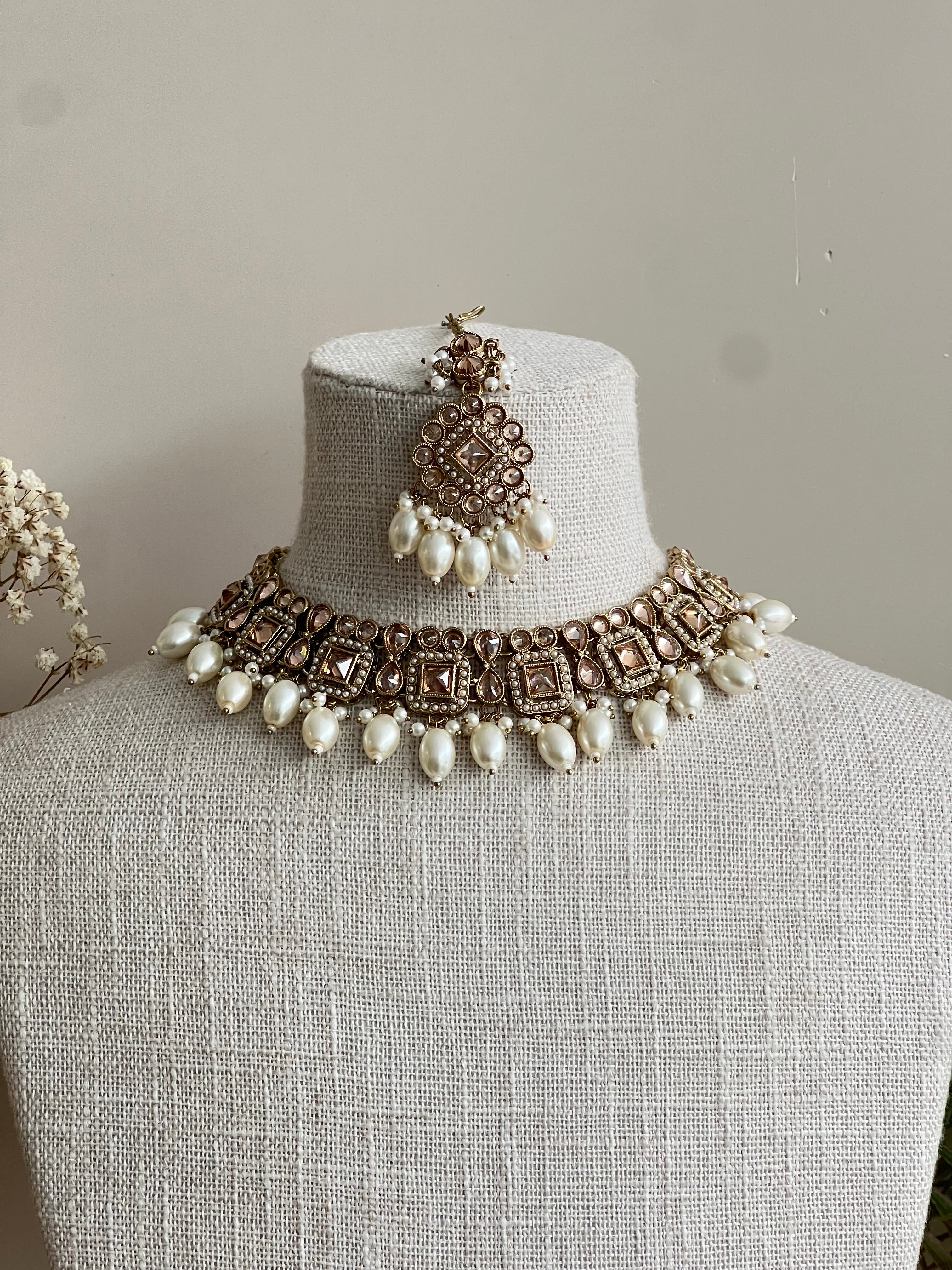 Bhaveya chocker set