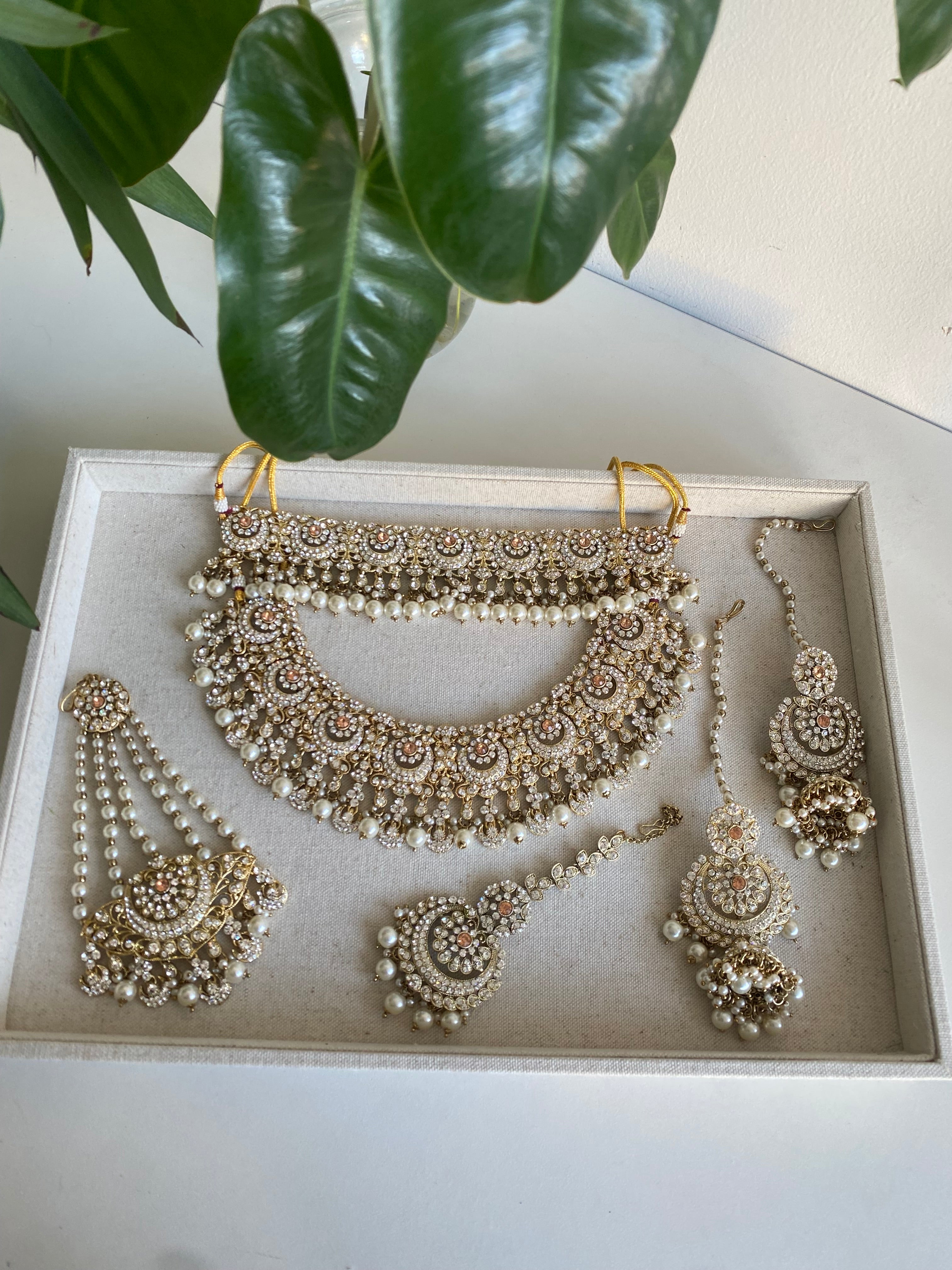 The Zenia necklace set