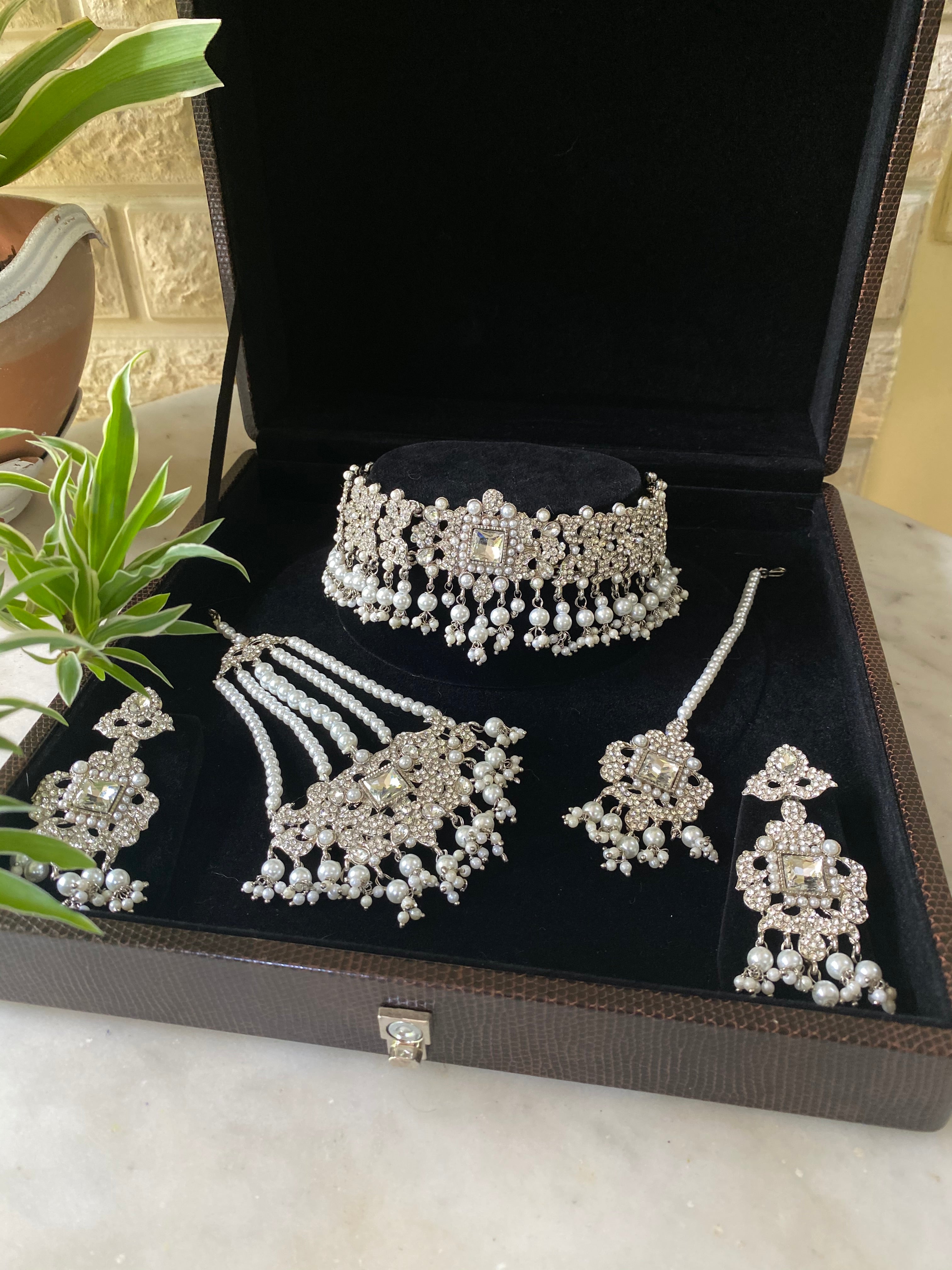 Harleen Choker Set