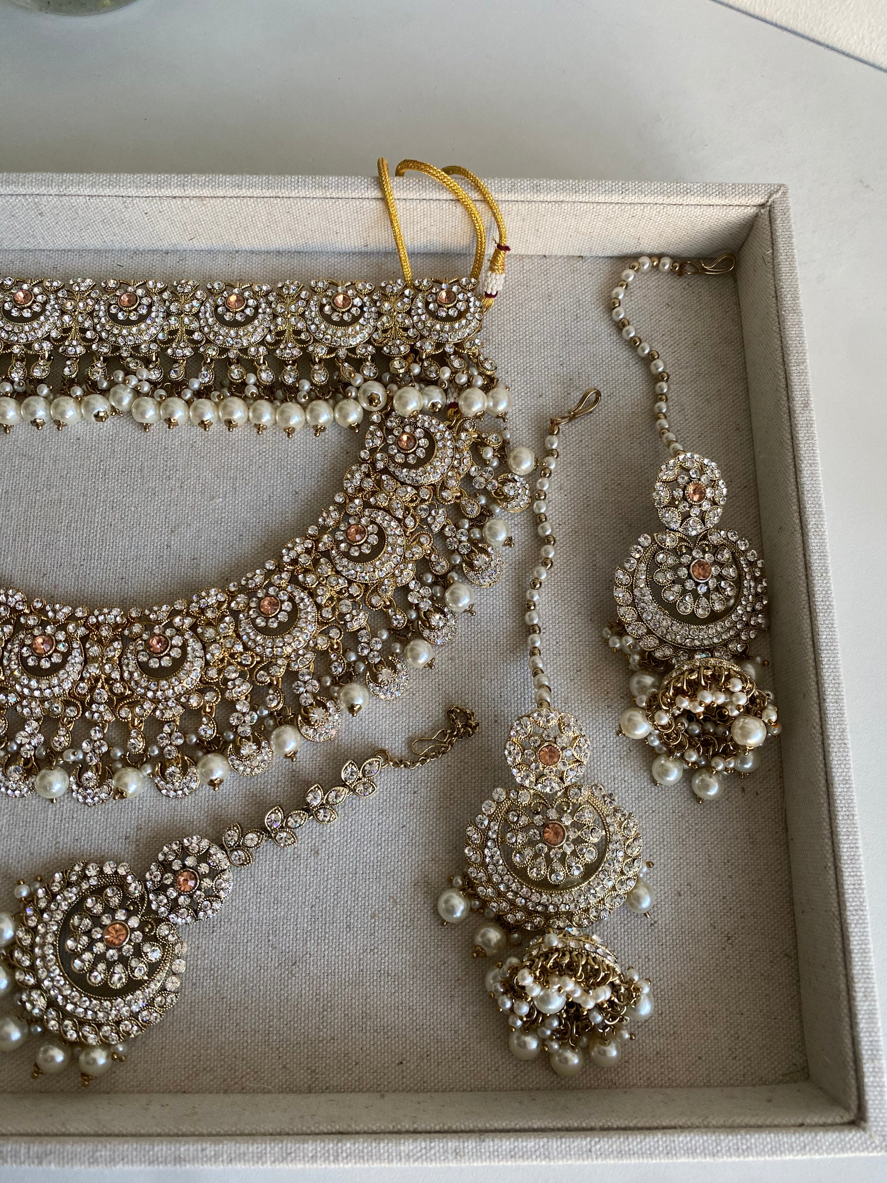 The Zenia necklace set