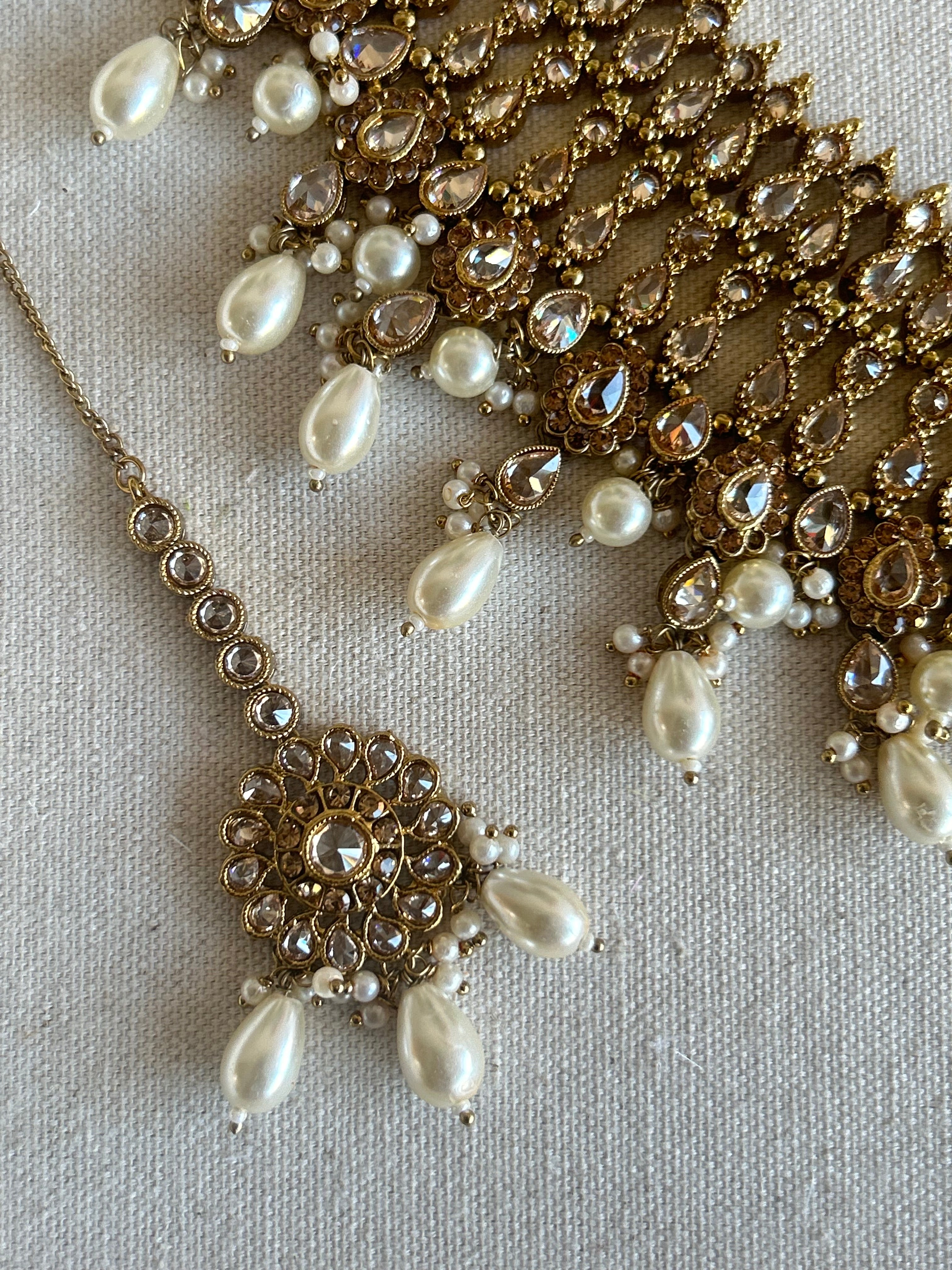 Gun Gun Bridal Set