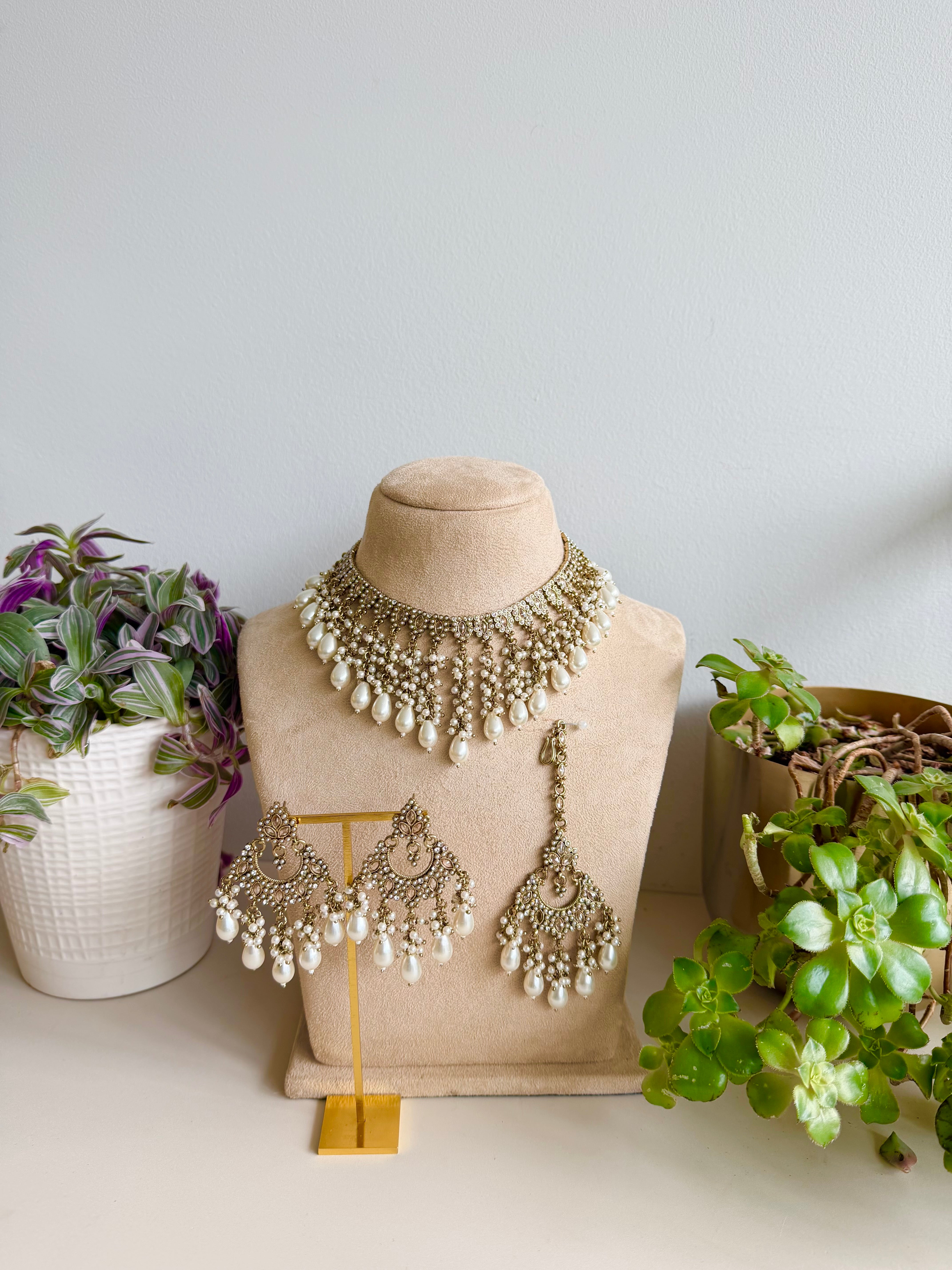 Lili bib necklace set