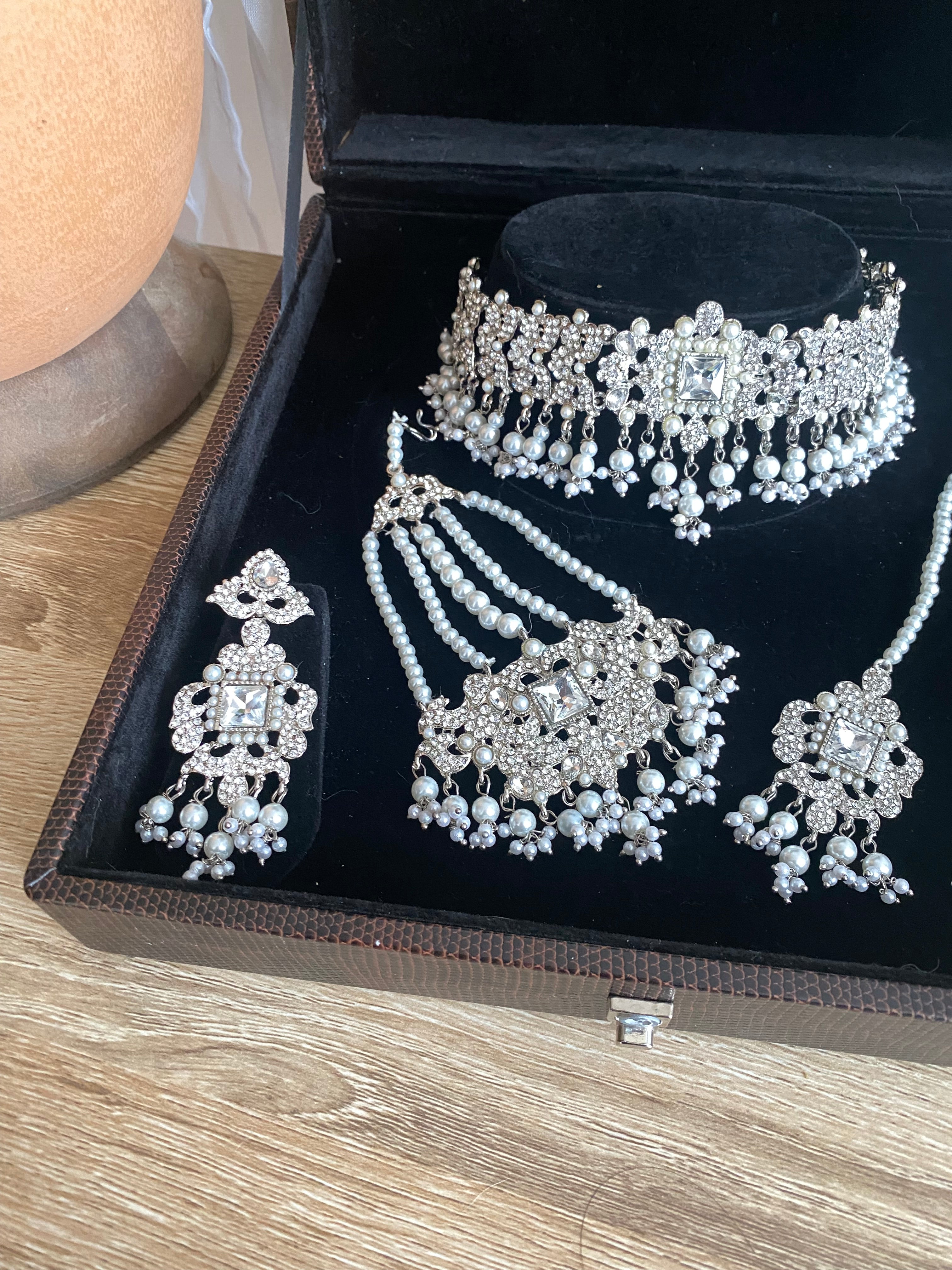 Harleen Choker Set