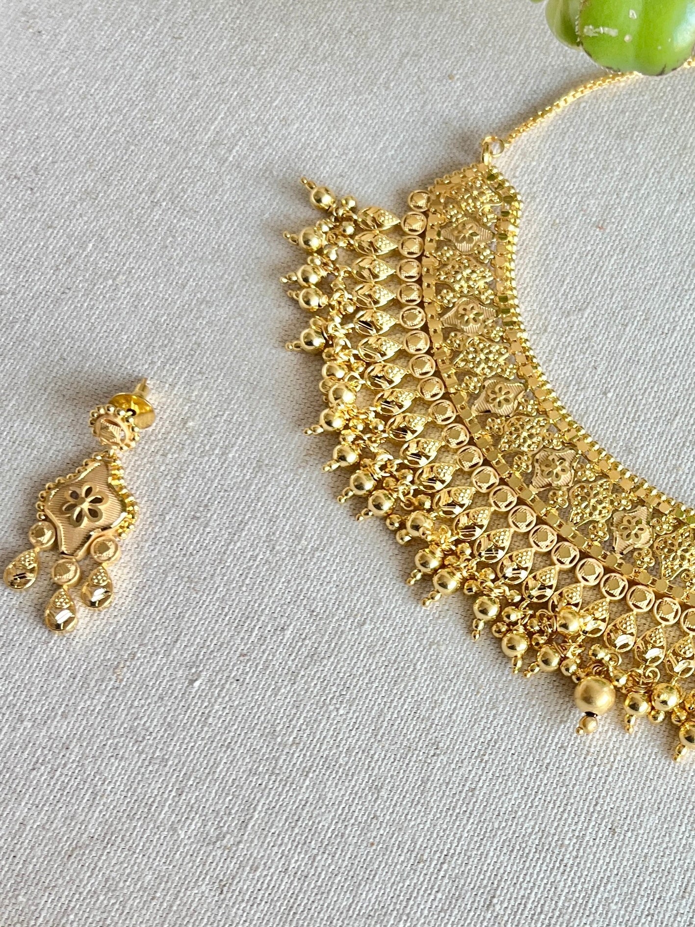 Niira bib necklace set