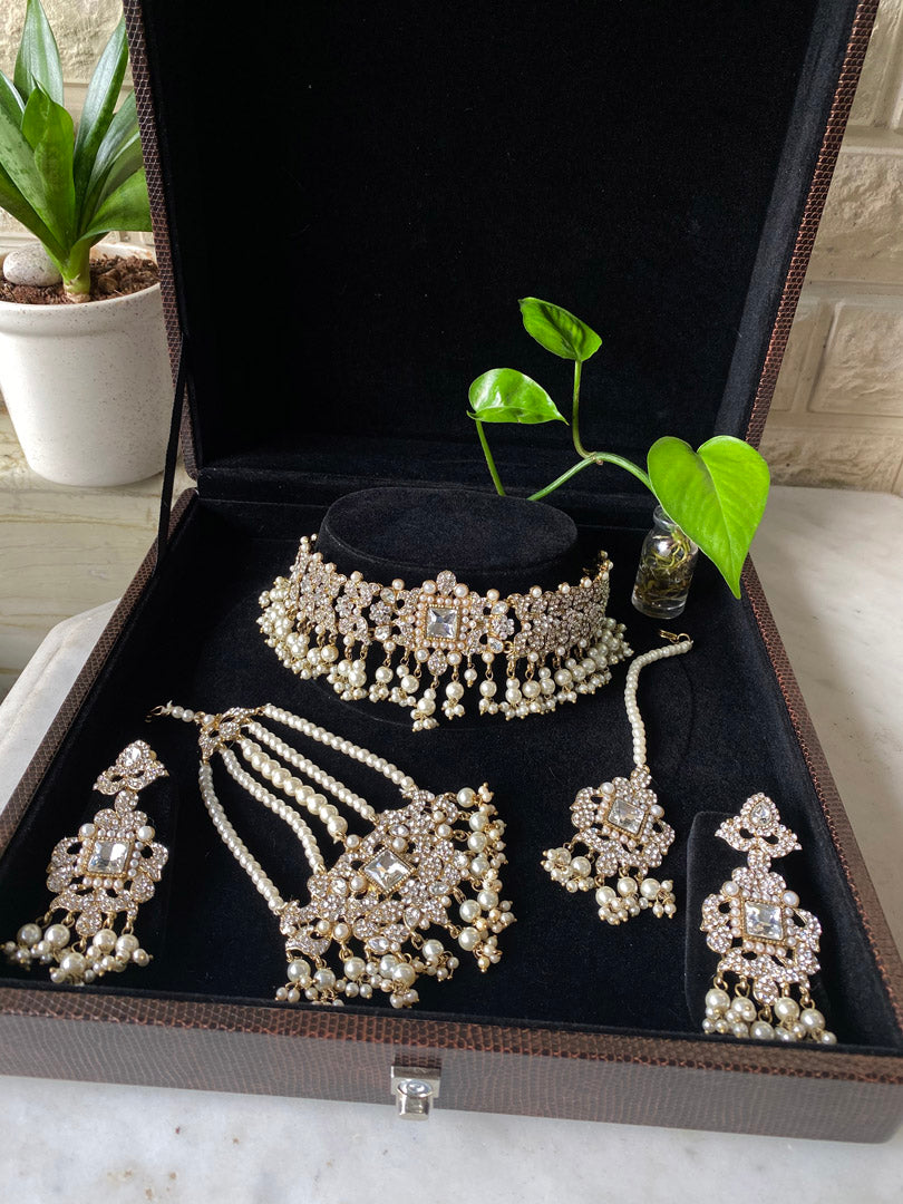 Harleen Choker Set