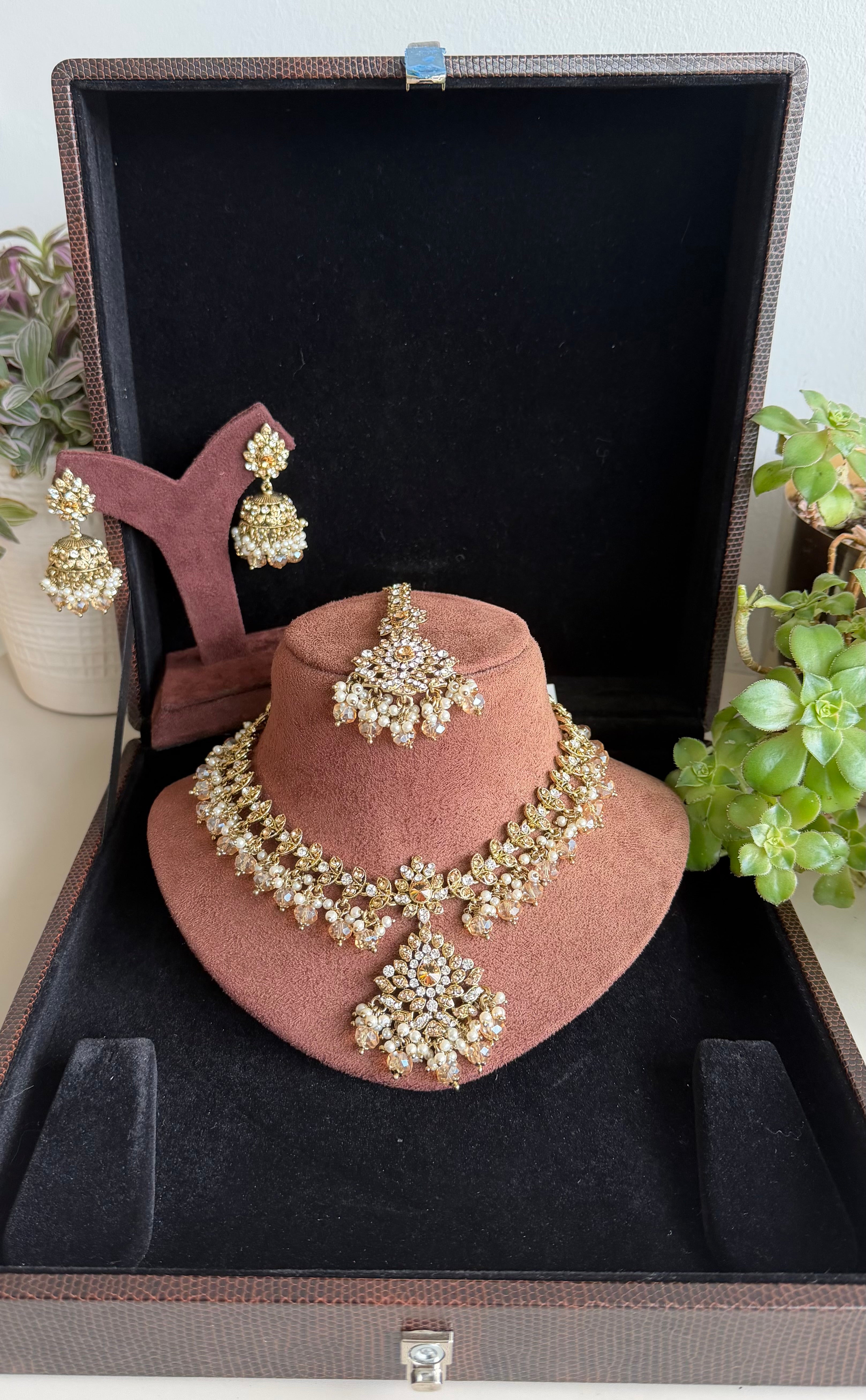 Kushia bib necklace set