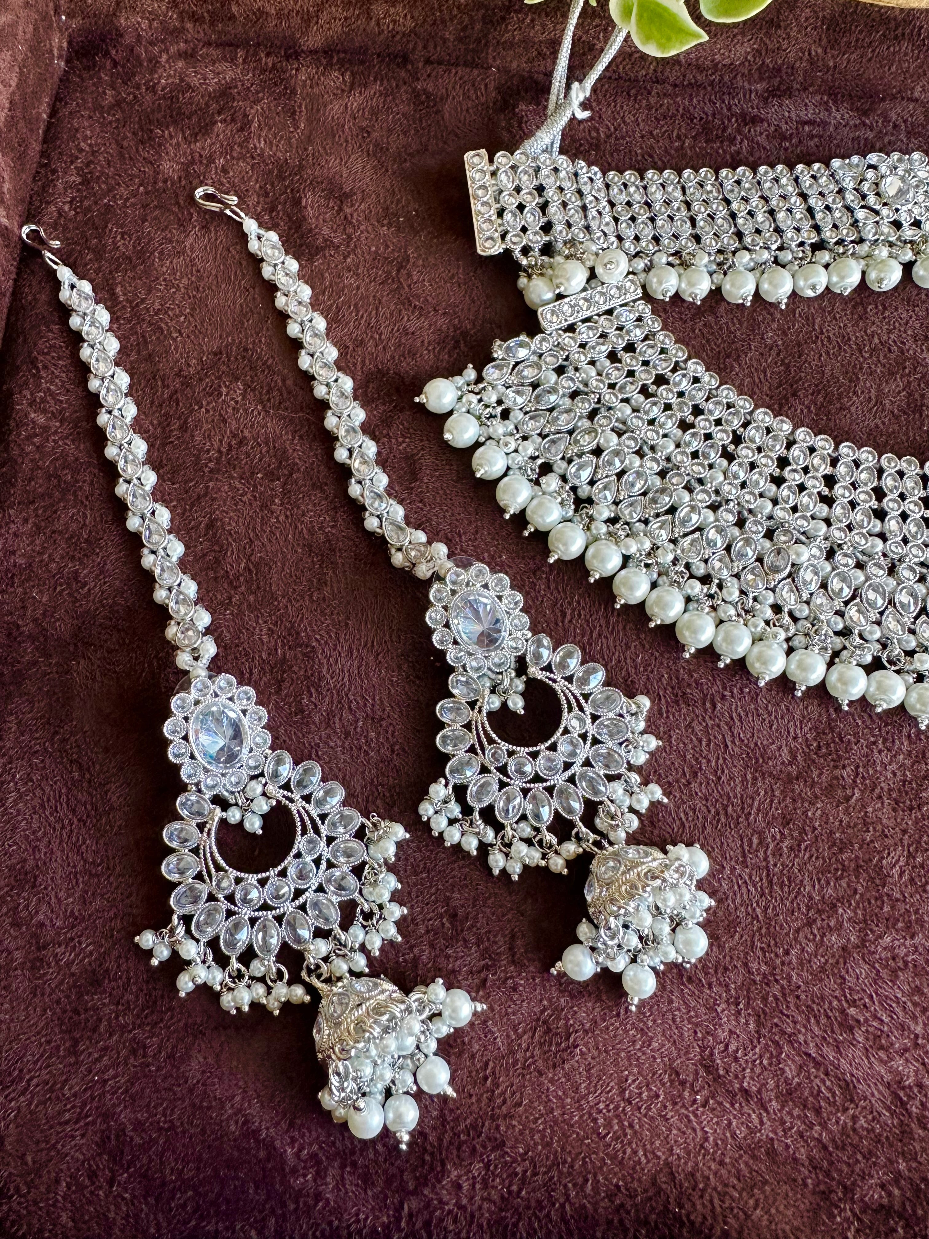 The Krishna Necklace set exudes opulence, pair it with your favorite lehenga or saree to achieve a regal bridal look We can customize the colors to your liking, let us know on whatsapp at +1 (313)-727-1045 if you have any questions. We are very proud of our highest quality and specialized craftsmanship. 