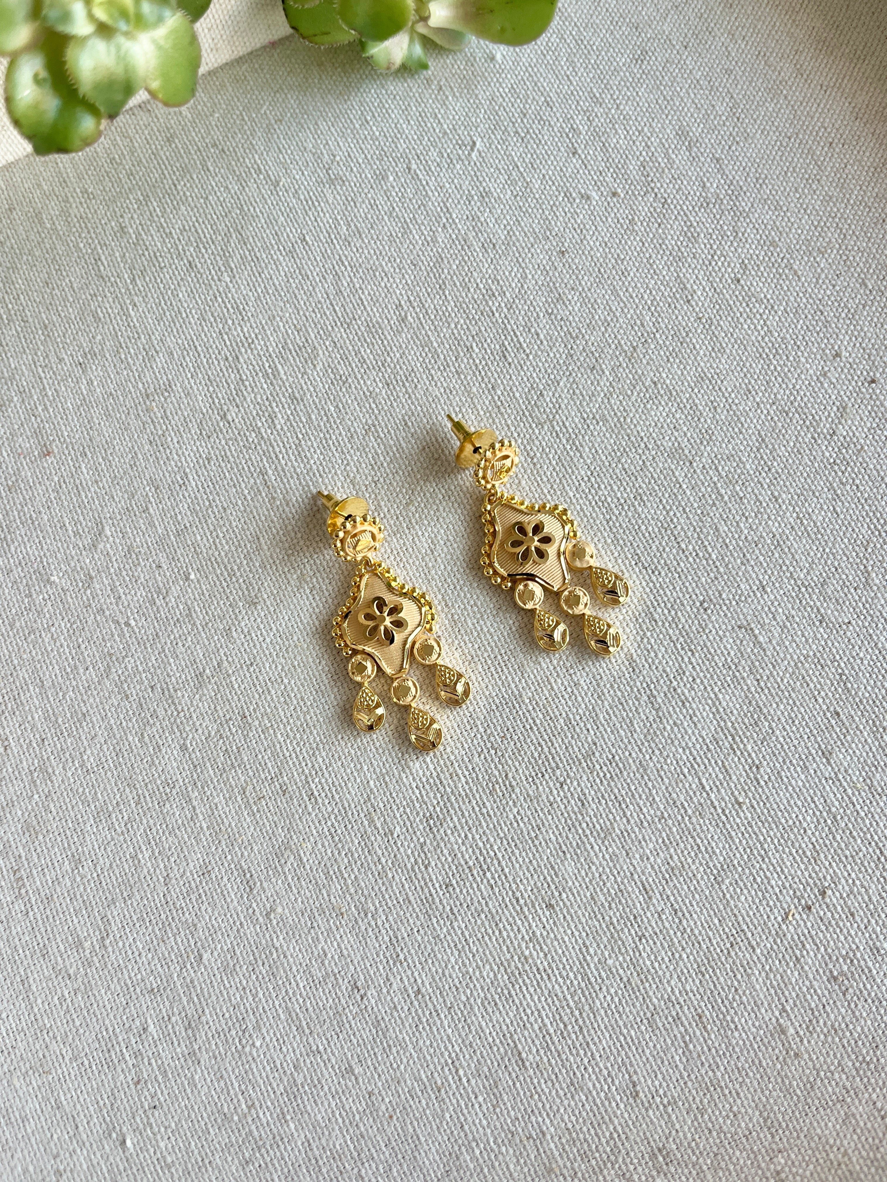 Niira bib necklace set