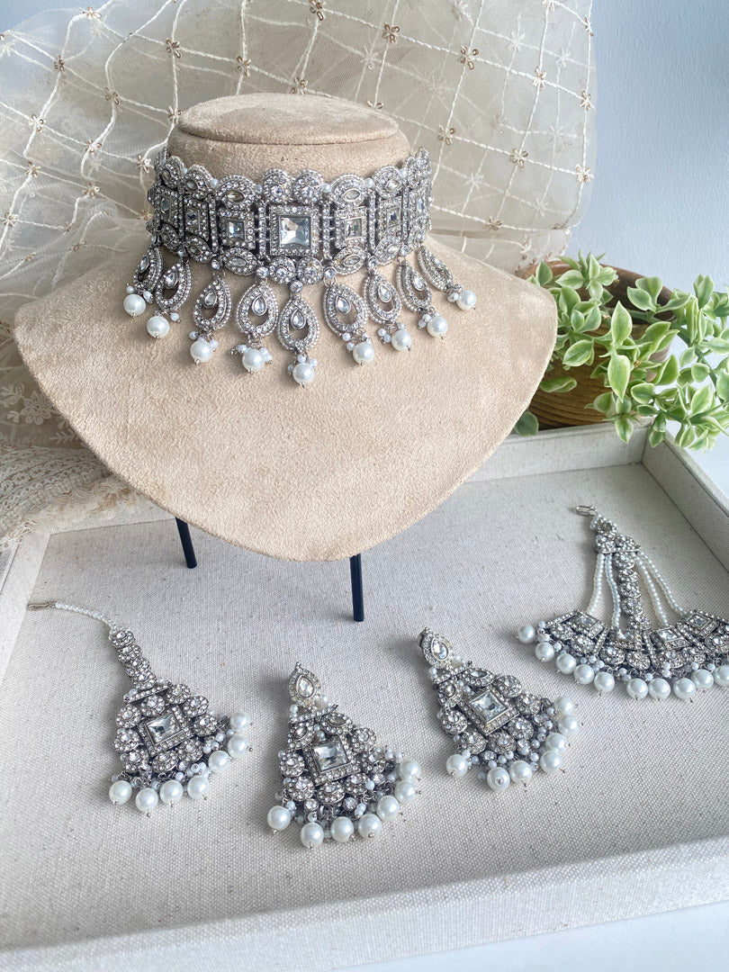 Munira Choker Set