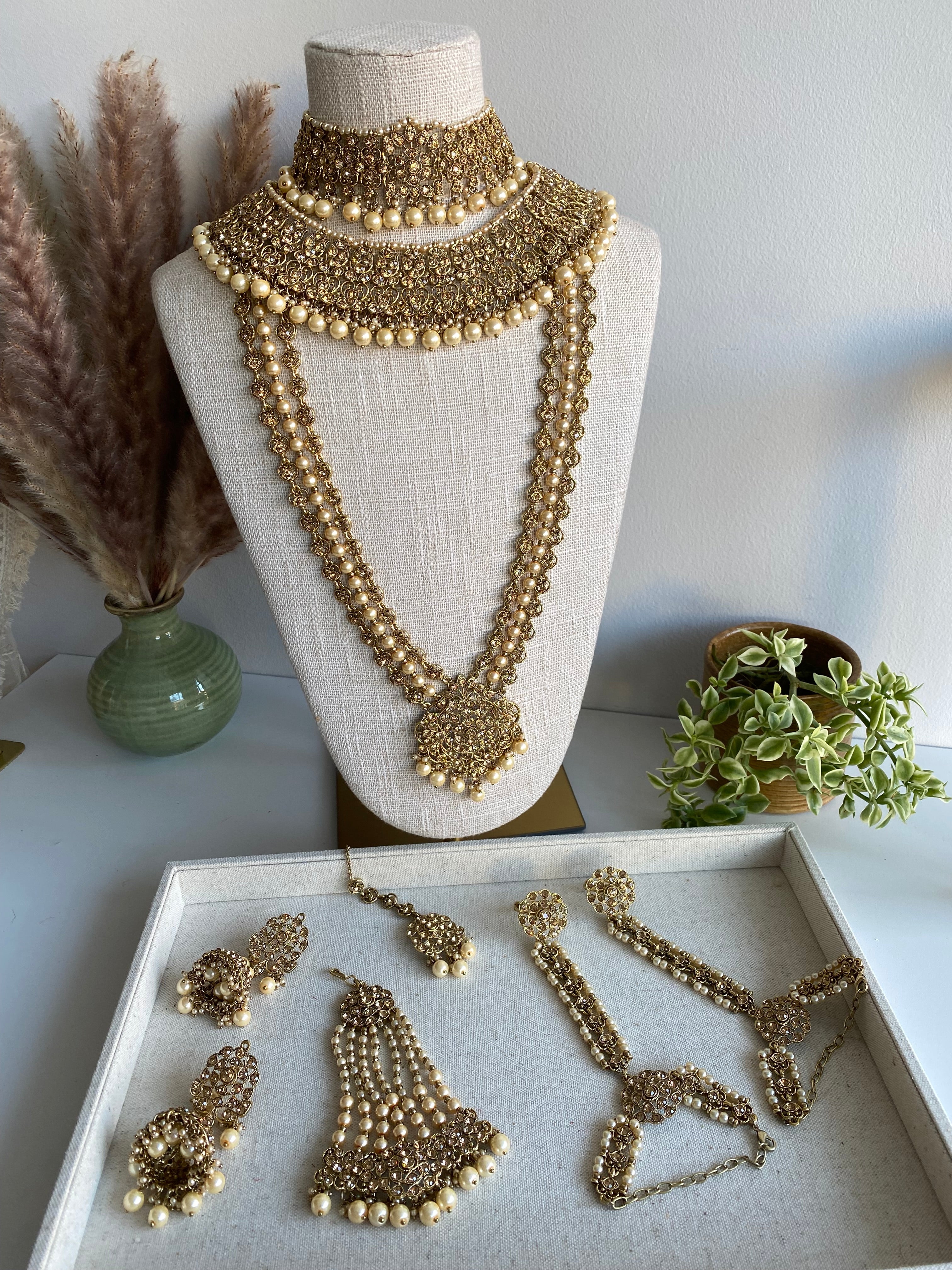 Festive Essentials - Introduces the Amira Bridal Necklace, a stunning piece with an antique gold or silver base and exquisite Polki stones adorned with captivating color beads. Don't see the color you like? Contact us on whatsapp at +1(313)727.1045 for custom options.