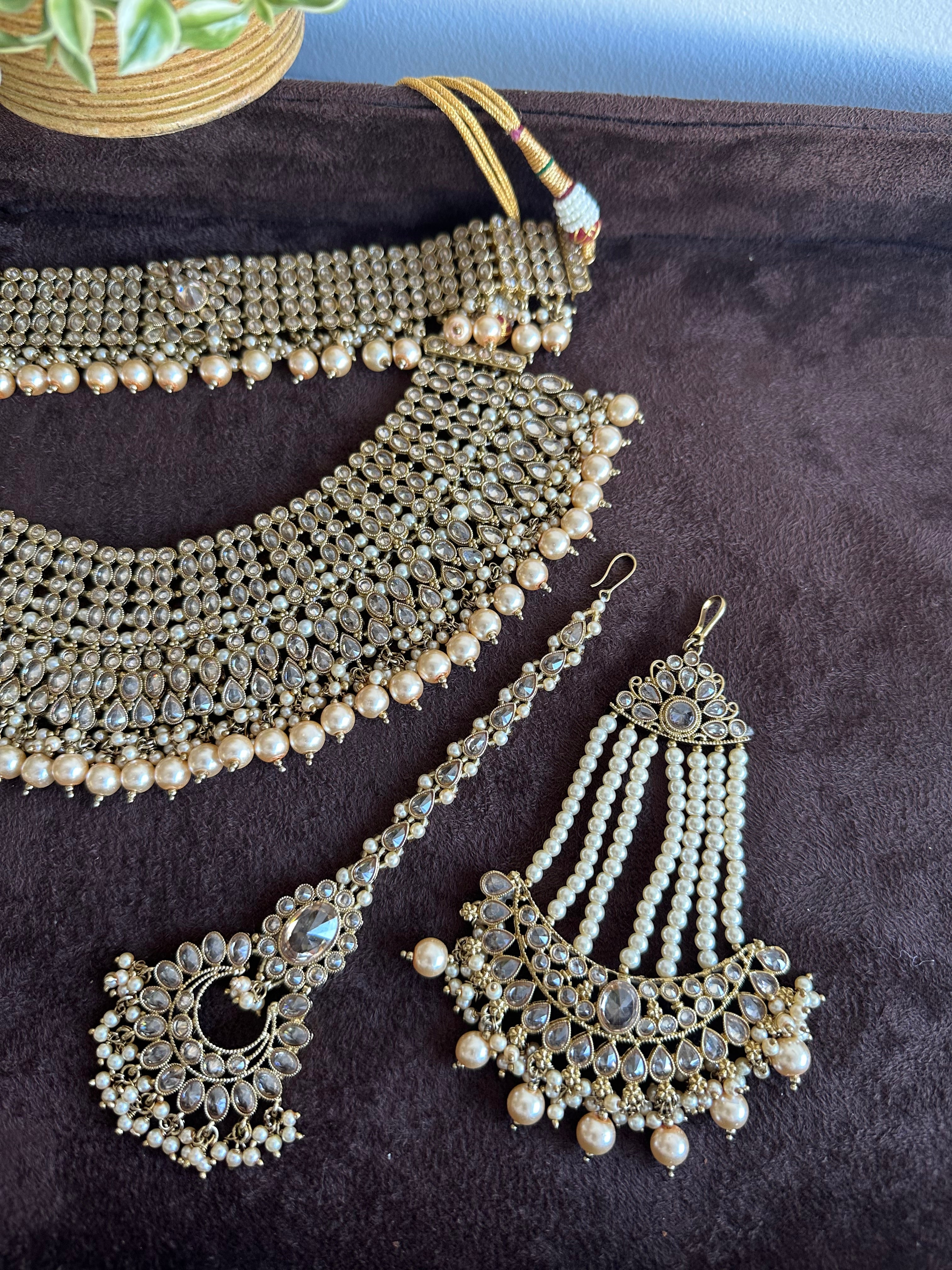 The Krishna Necklace set exudes opulence, pair it with your favorite lehenga or saree to achieve a regal bridal look We can customize the colors to your liking, let us know on whatsapp at +1 (313)-727-1045 if you have any questions. We are very proud of our highest quality and specialized craftsmanship. 