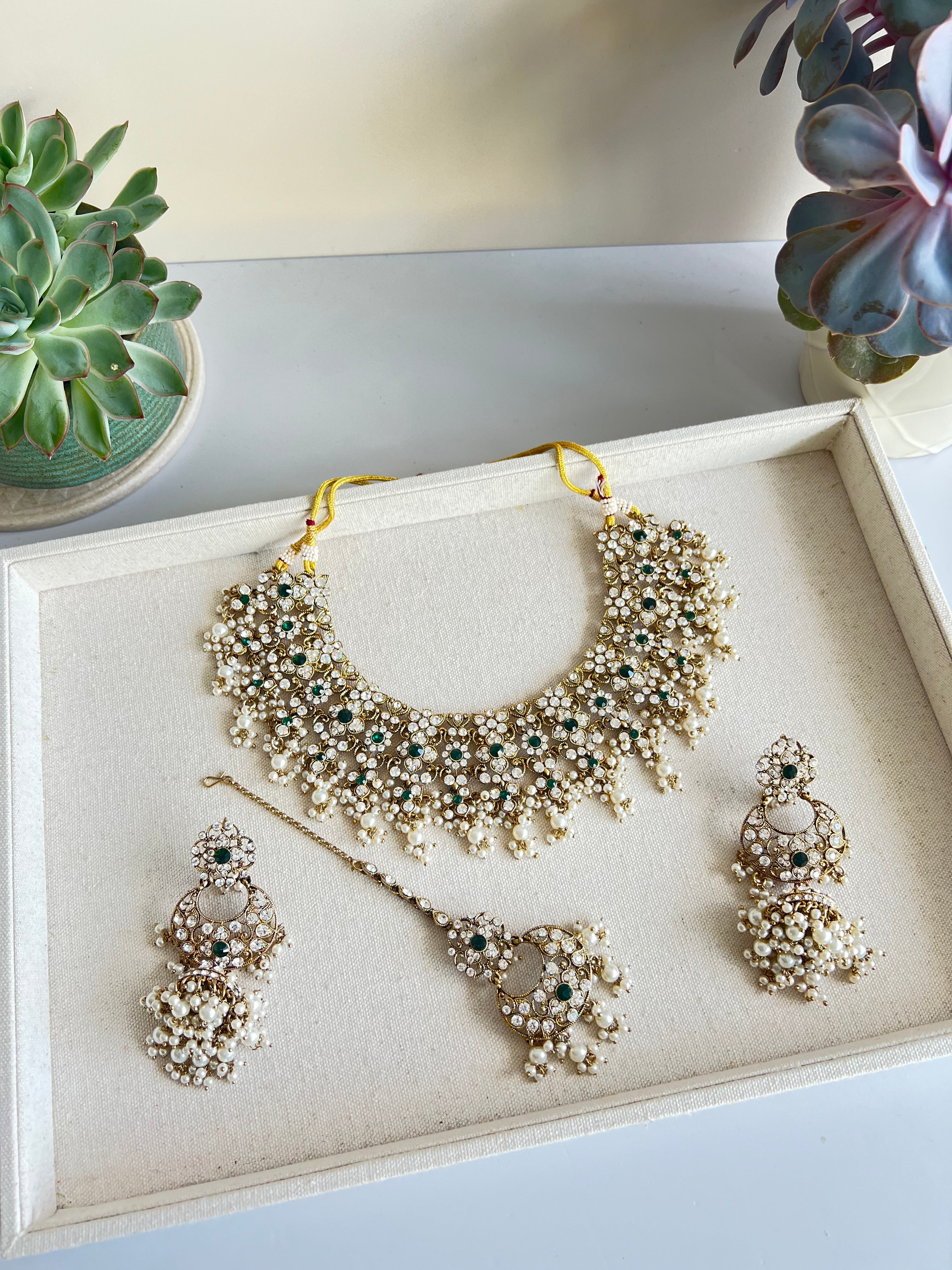 Saloni Set