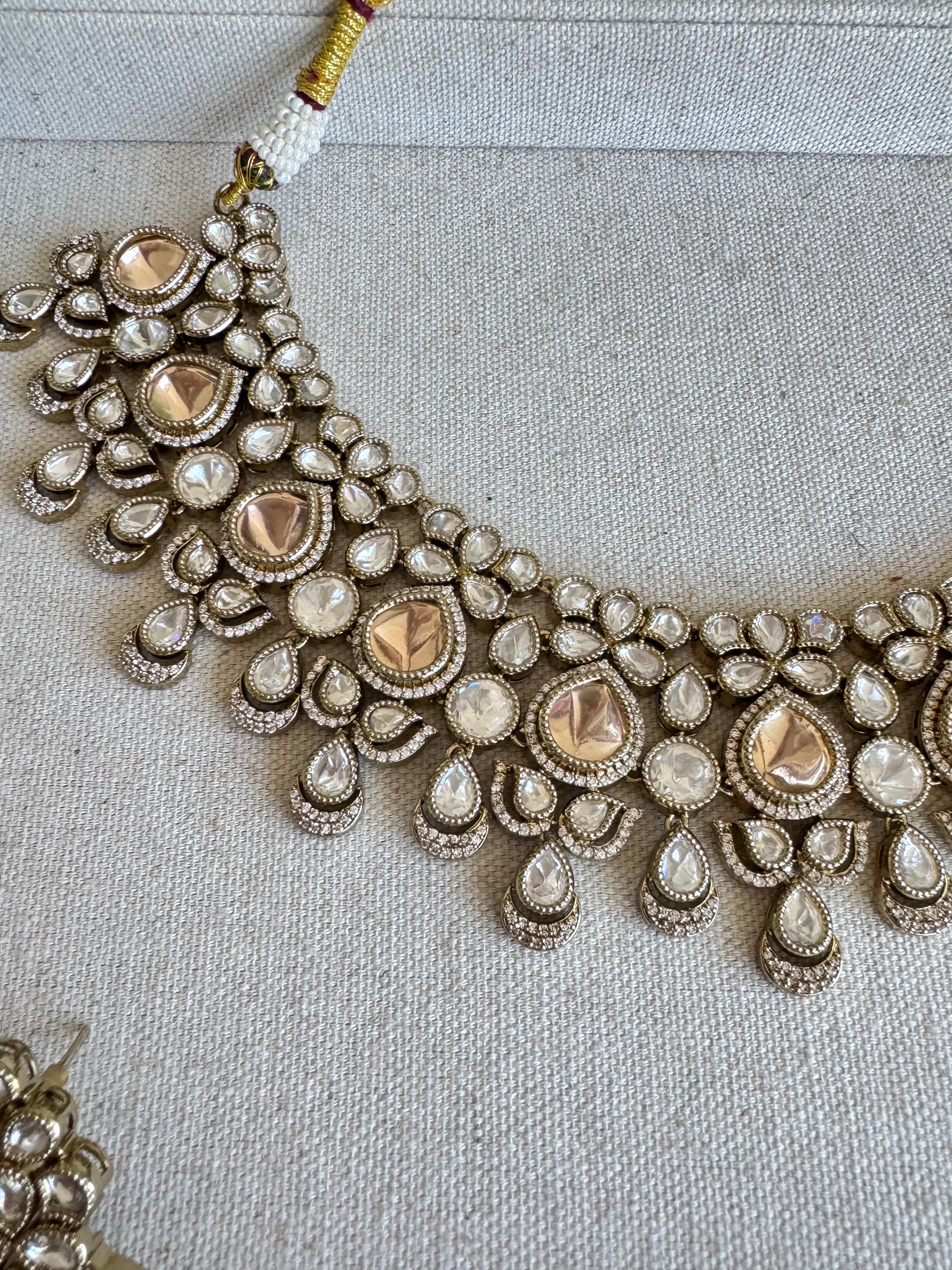 Naima bib set