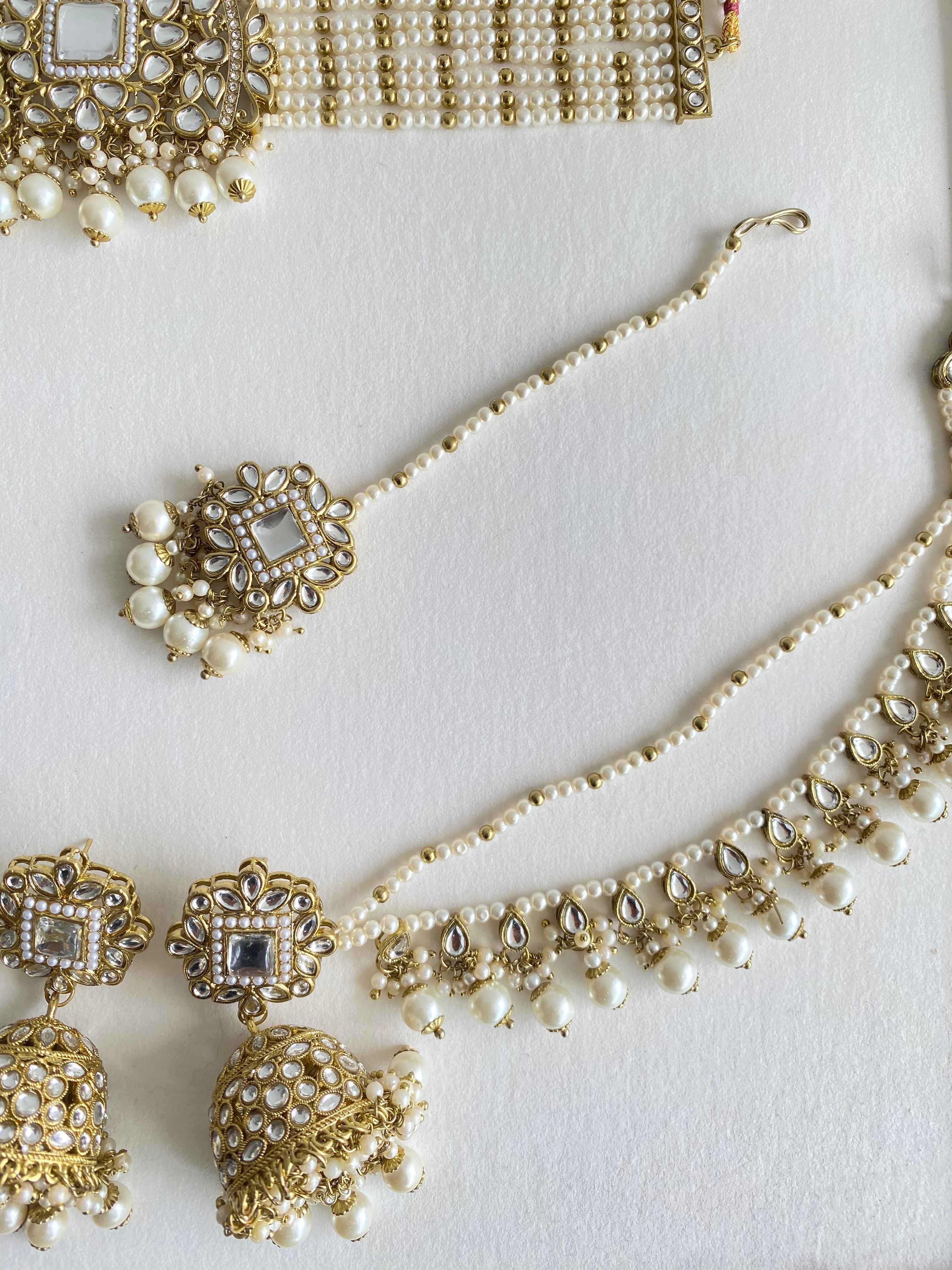 Fizza Choker Set