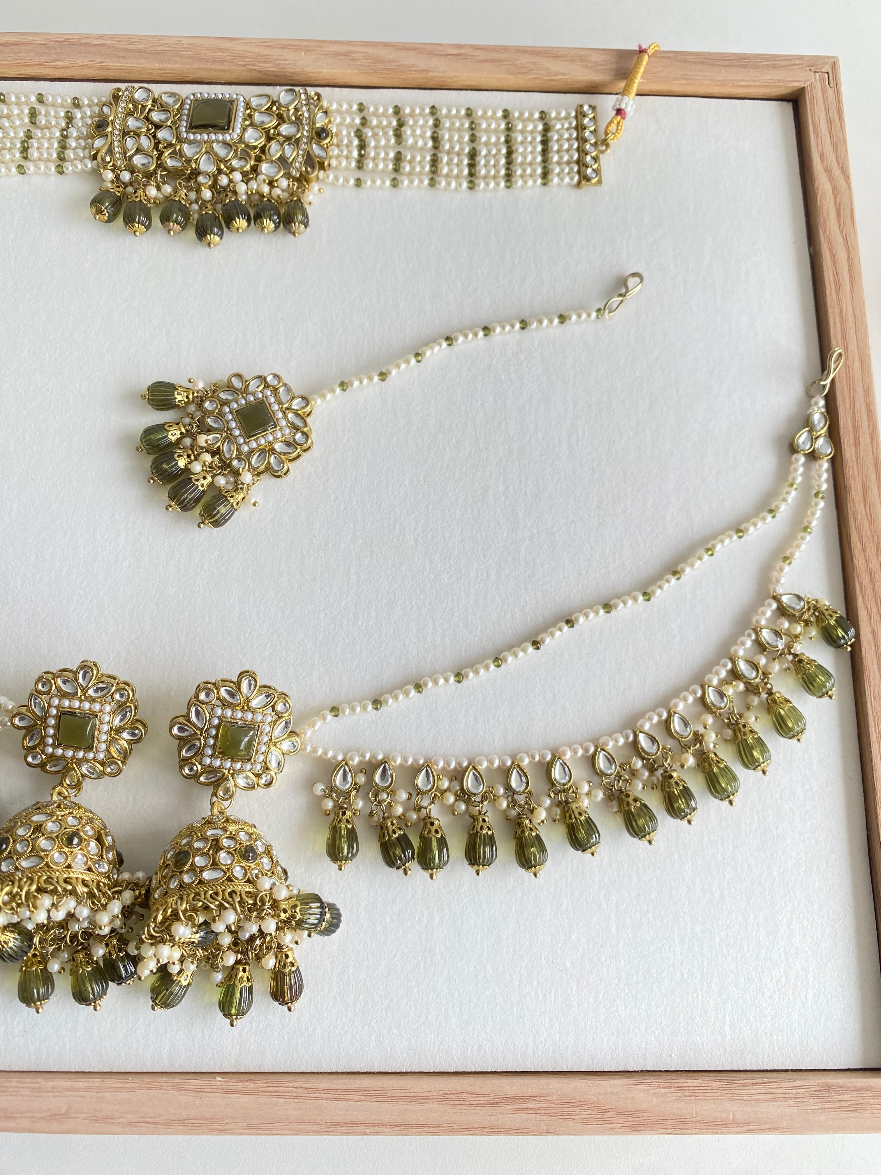 Fizza Choker Set