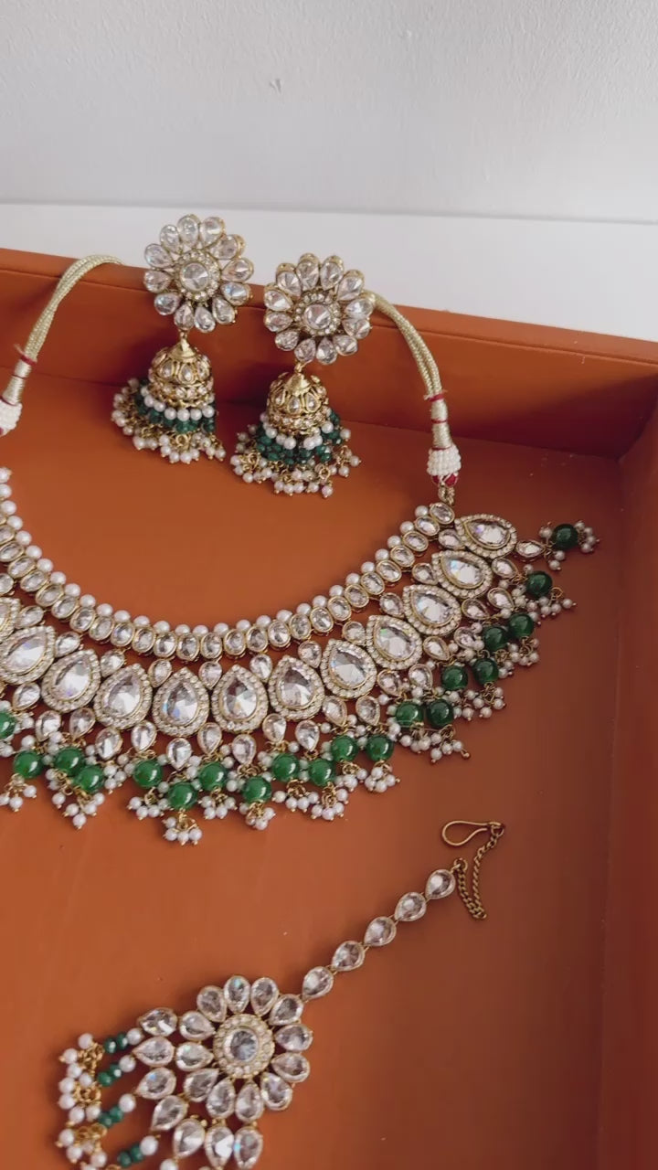 Nilu Necklace Set