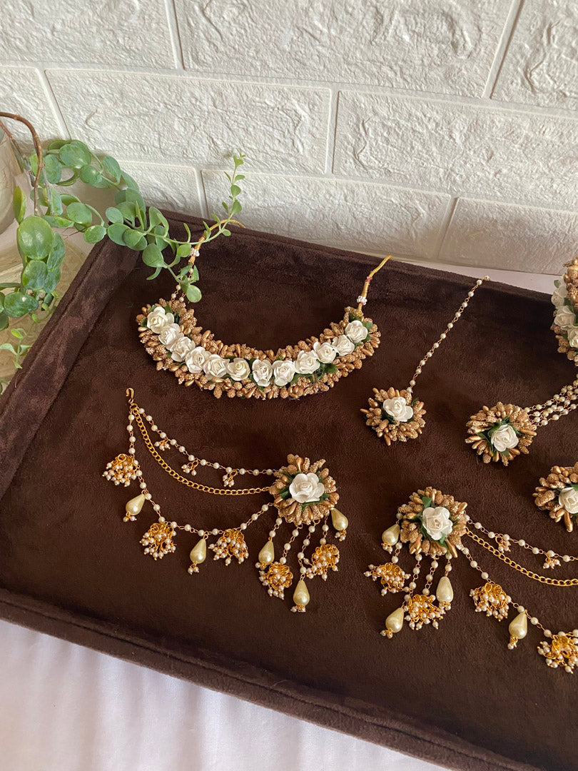 Full floral set. It comes with a necklace, earrings with sahara, tikka, and handsets. Color and design customizations available through WhatsApp order. +1313-727-1045