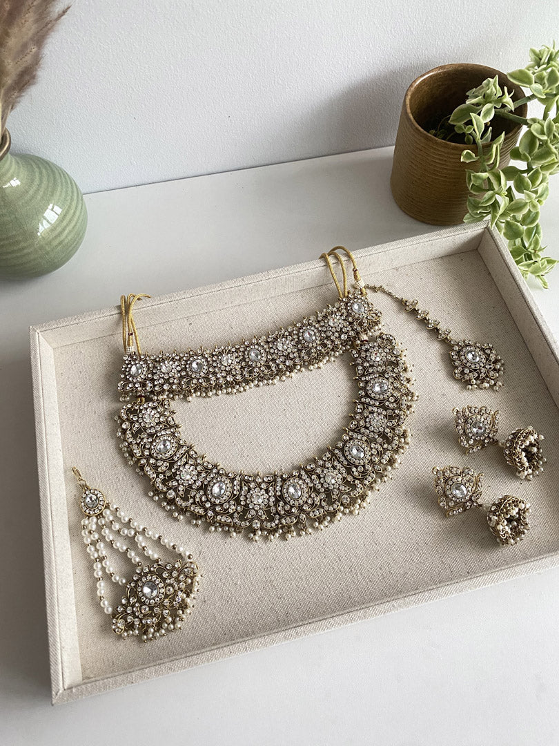 Nilufer Choker Set