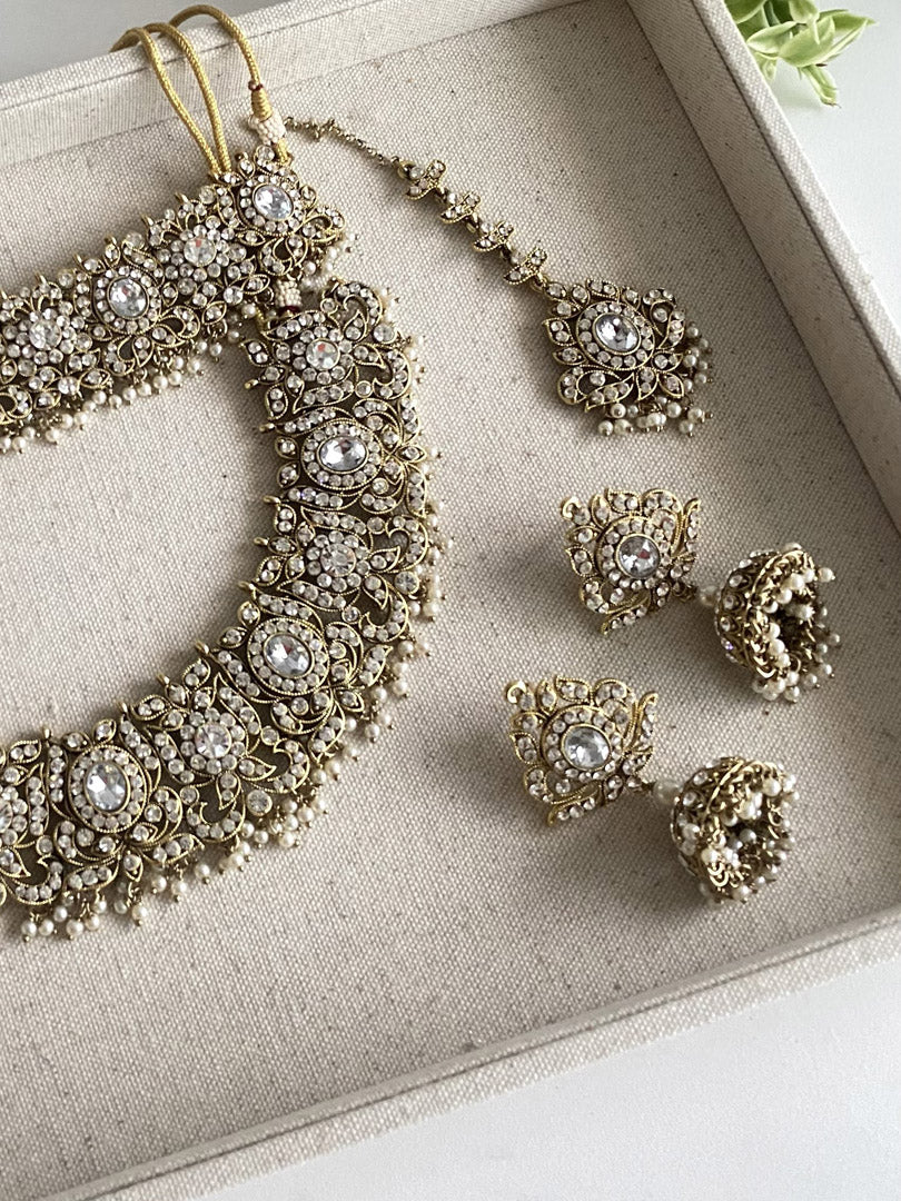 Nilufer Choker Set