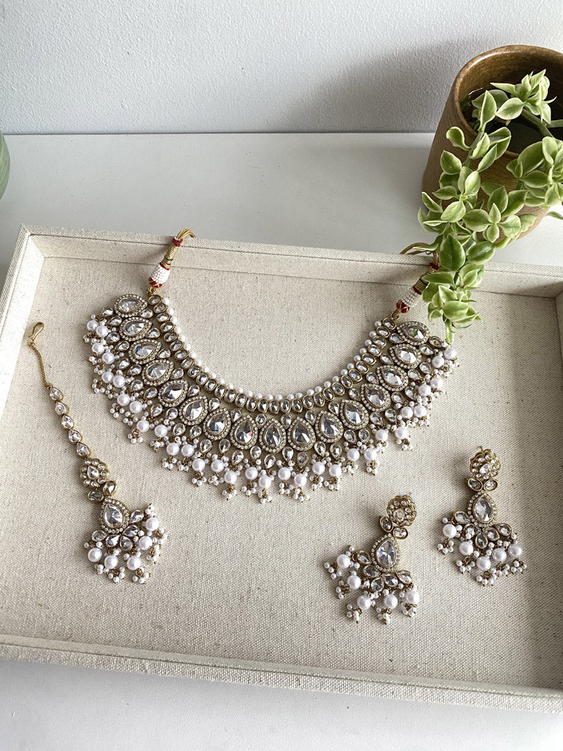 Nilu Necklace Set
