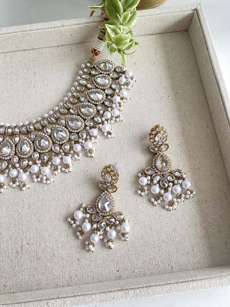 Nilu Necklace Set