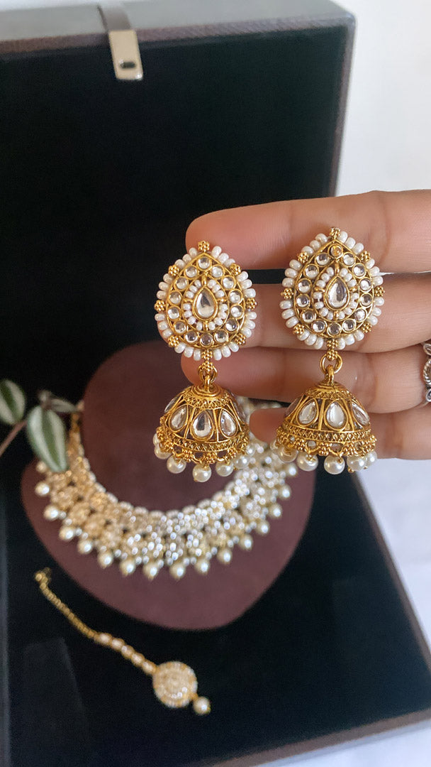 Festive Essentials - Detail Earrings of Divya Kundan set is a beautiful bib with detail work. Its flower patern kundan gives a soft look. Whatsapp us for Custom Colors Beads