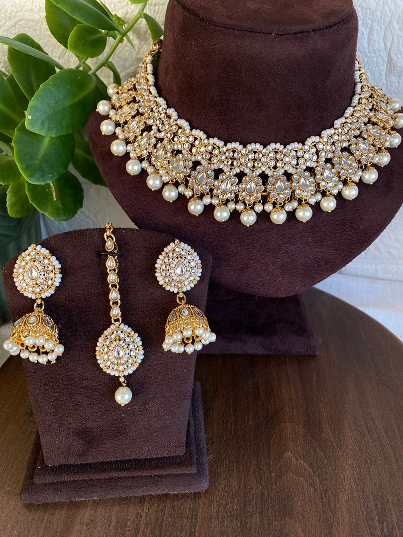 Festive Essentials - Divya Kundan set is a beautiful bib with detail work. Its flower patern kundan gives a soft look. Whatsapp us for Custom Colors Beads